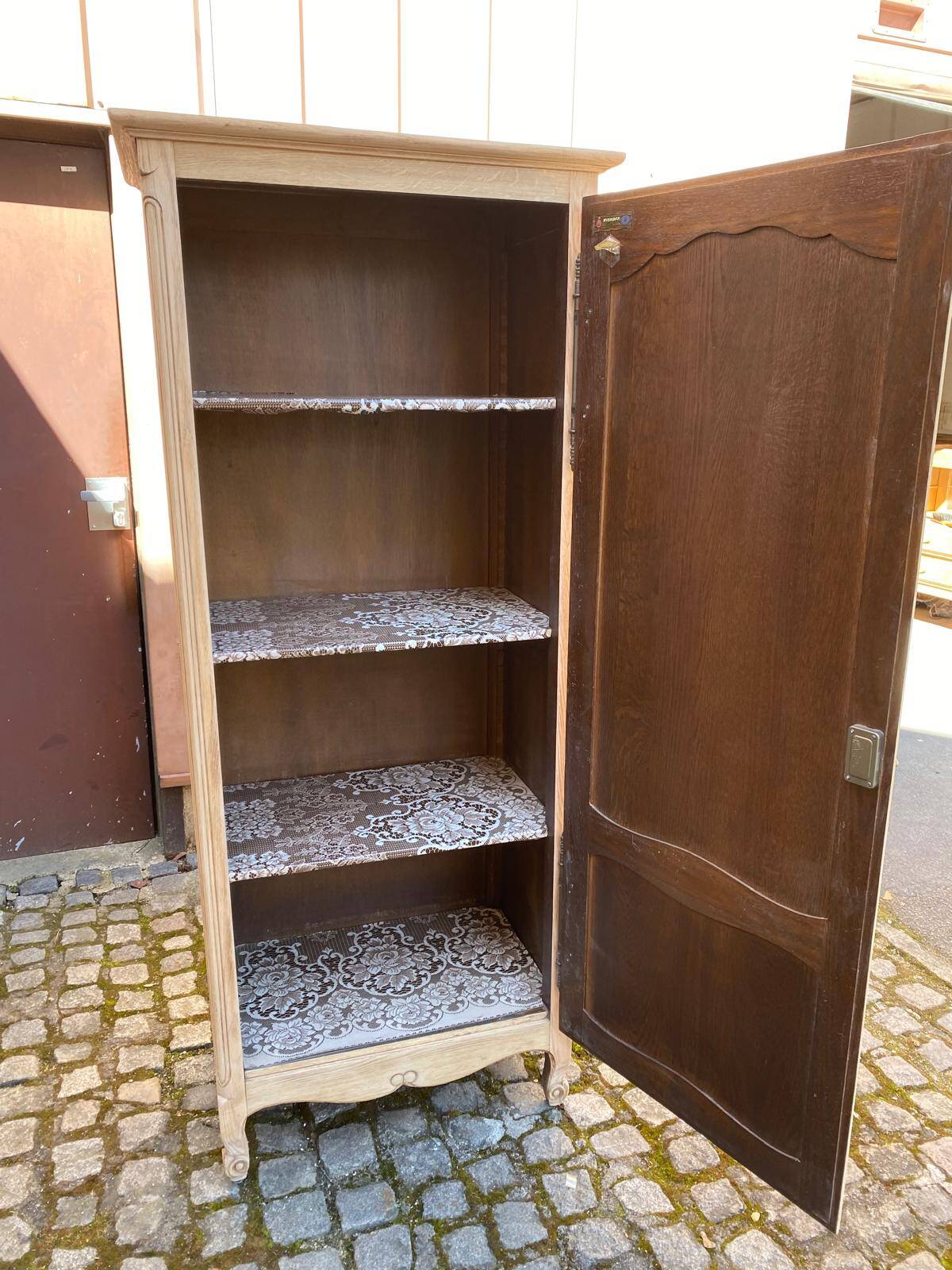Armoire d'internat Louis XV rénovée en chêne brut bonnetière Riskoff