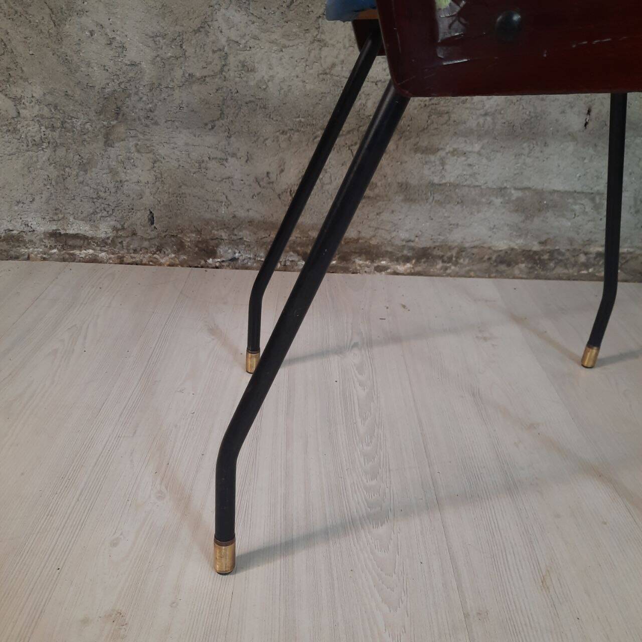 Vintage lacquered top desk with iron structure and pointed brass feet