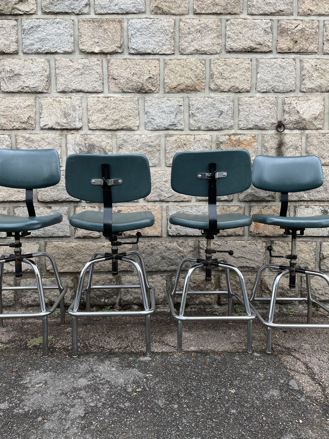 Lot de 4 chaises de laboratoire industrielle en métal chromé et cuir