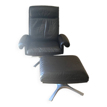 Fauteuil à dossier haut + Hocker en cuir par De Sede modèle DS-31