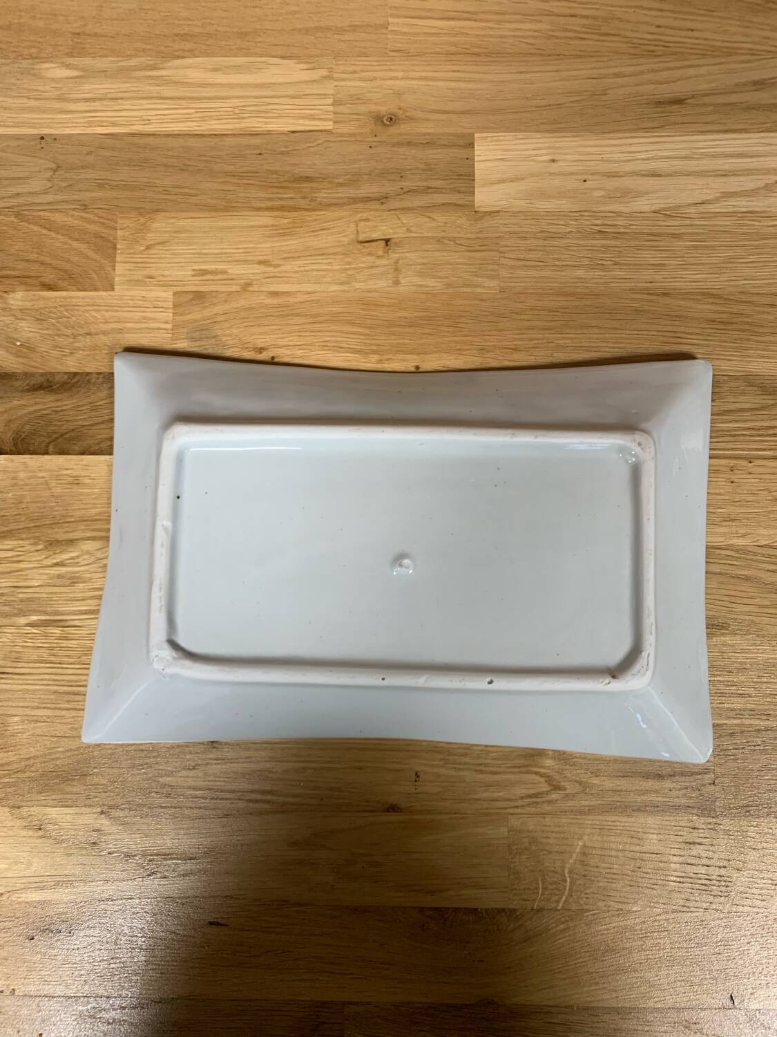 Plat rectangulaire blanc et bleu
