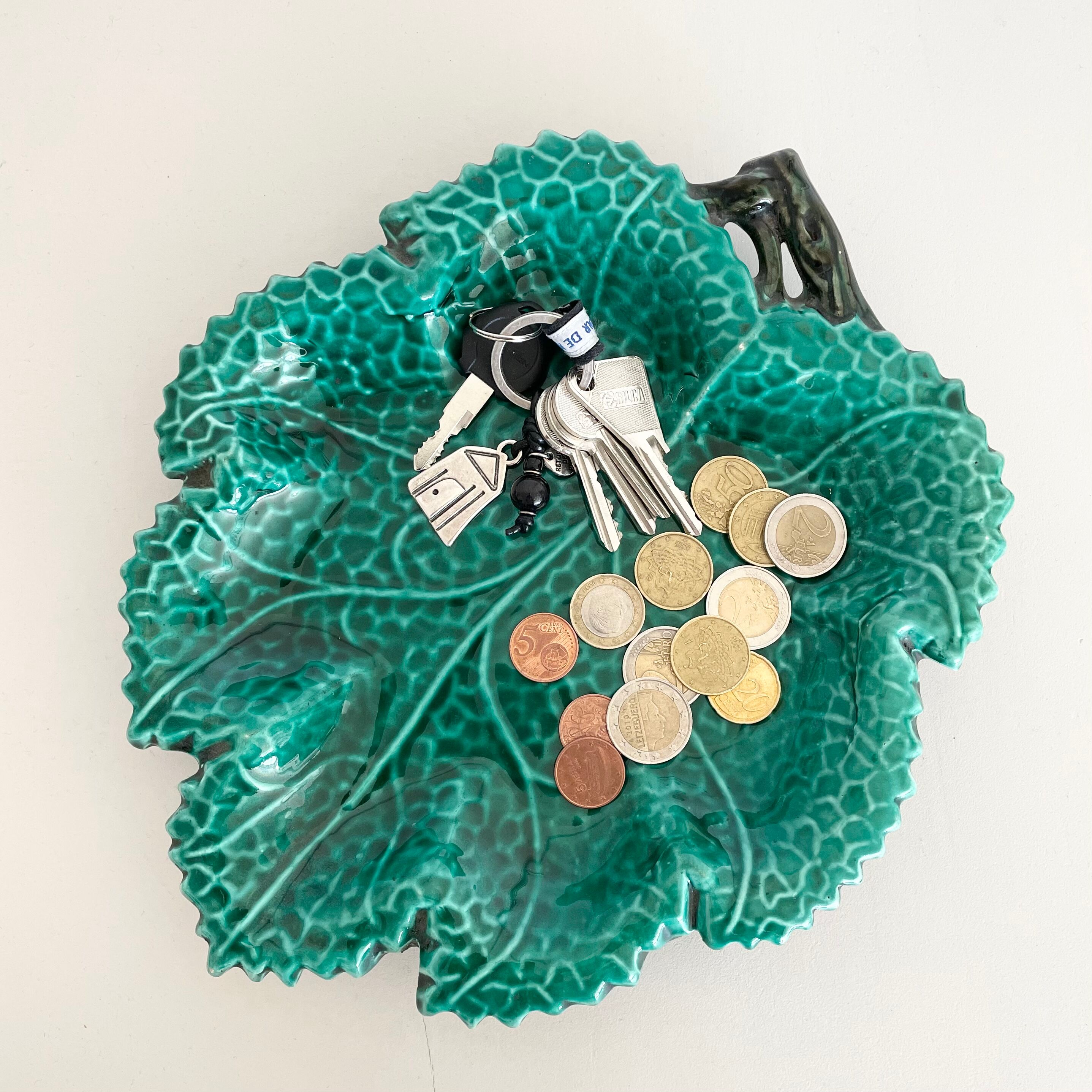 Empty pocket or small dish Vallauris leaf