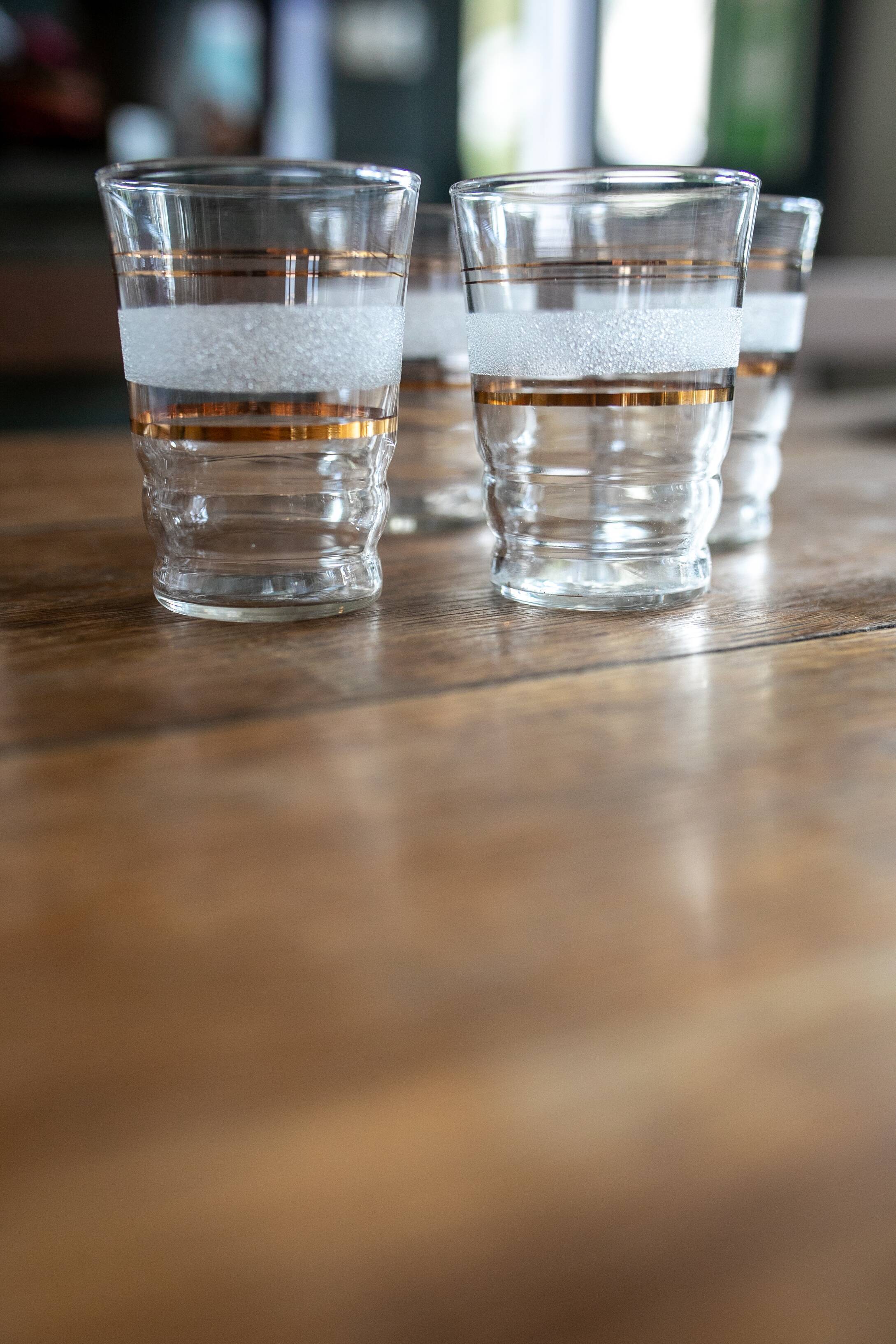 Lot de 8 verres granités blancs