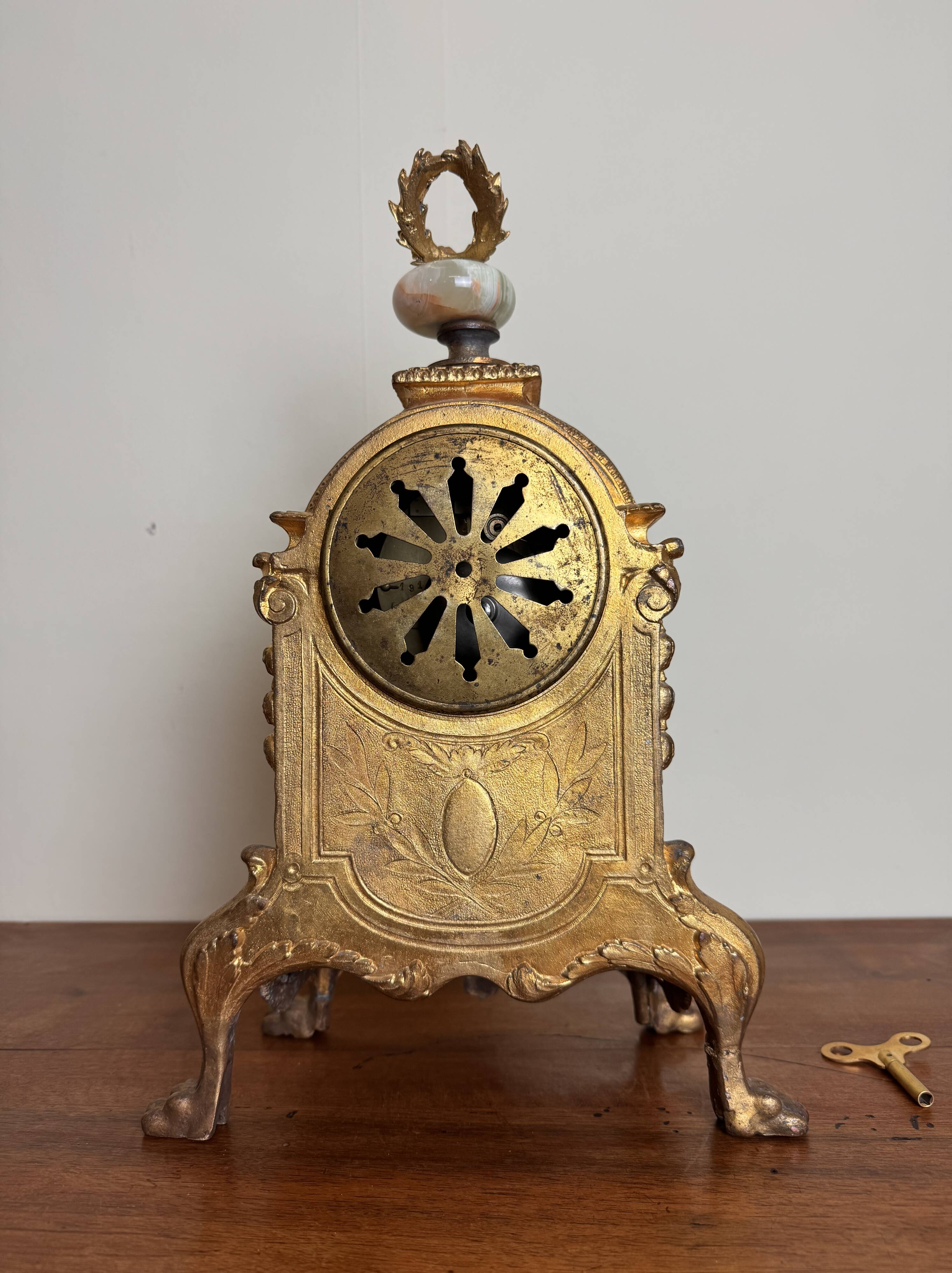 Napoleon III clock in gilded bronze and porcelain plates decorated and painted by hand