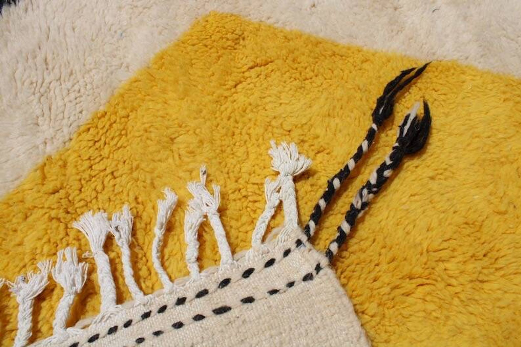Handmade pure wool rug, size 150 x 250 cm.
