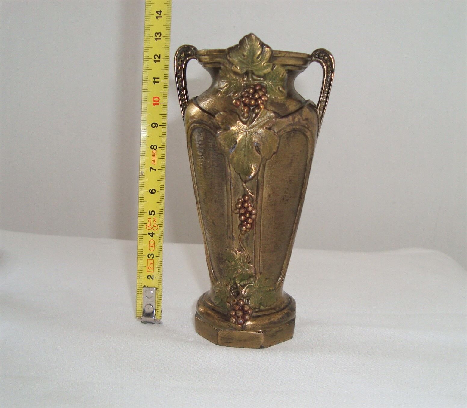 Paire de petits vases en fonte motifs raisins vignes france vintage art nouveau