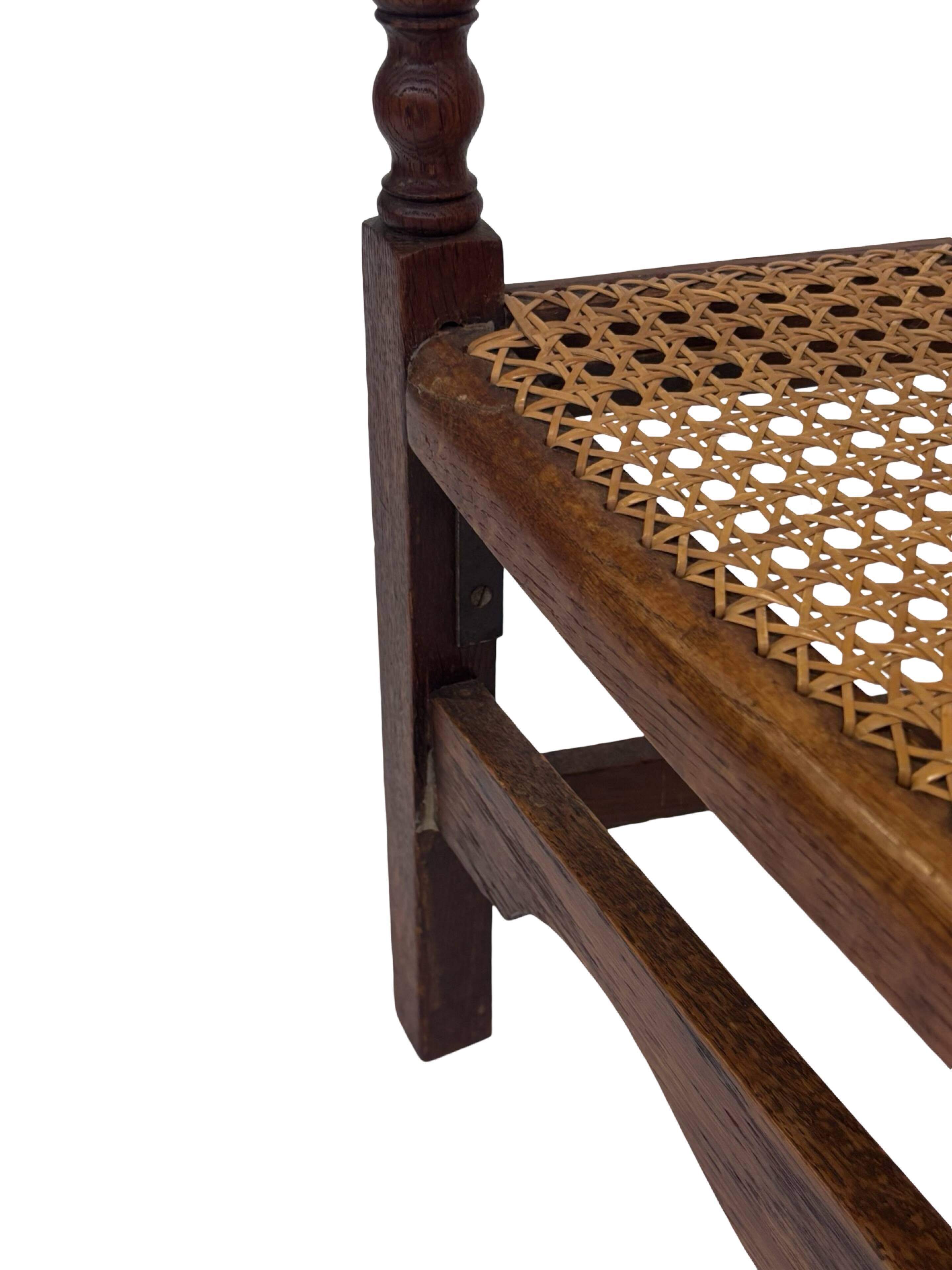 Fauteuil Art Déco en chêne tressé, design minimaliste.