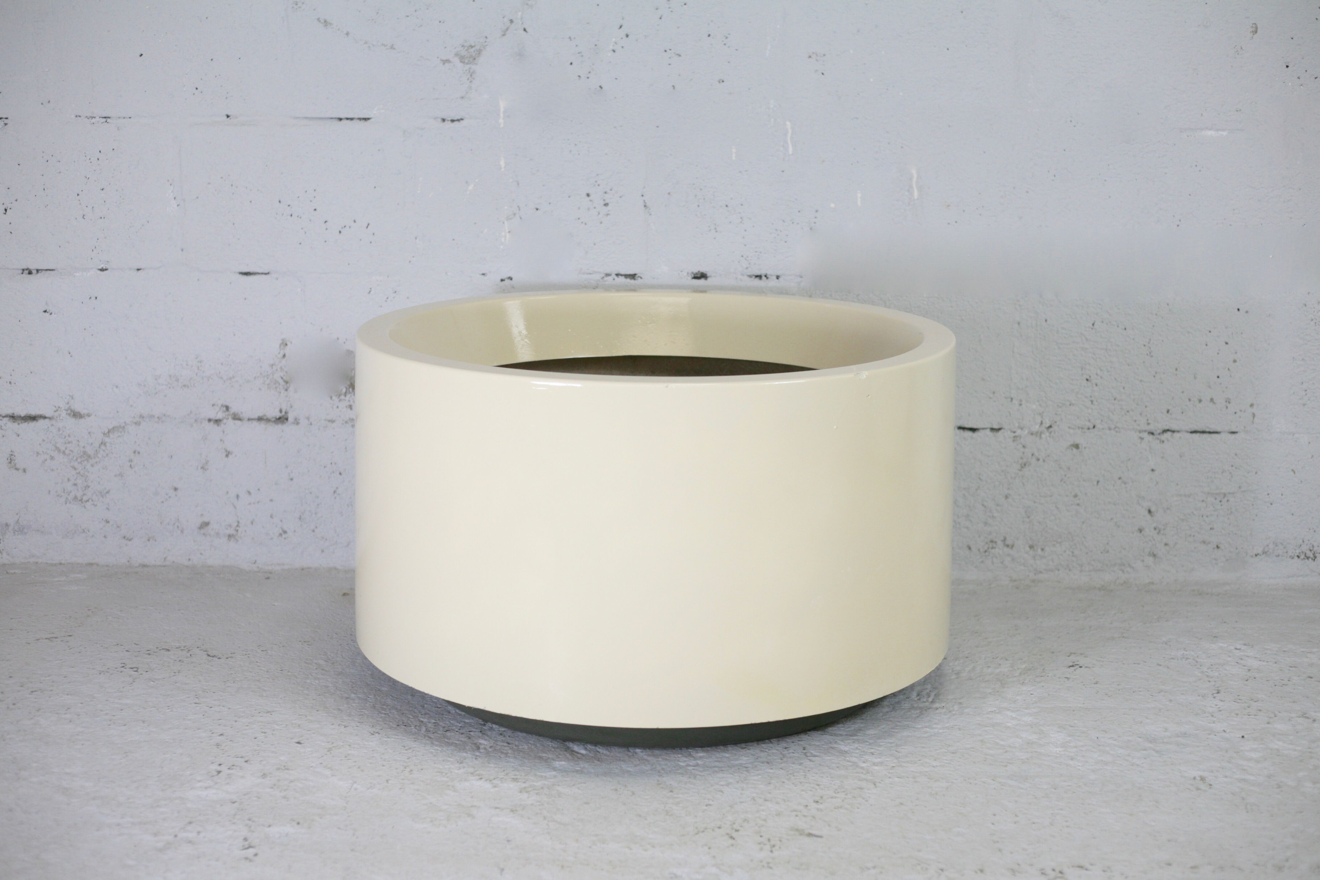 Important cylindrical planter in cream lacquered fiberglass, circa 1970