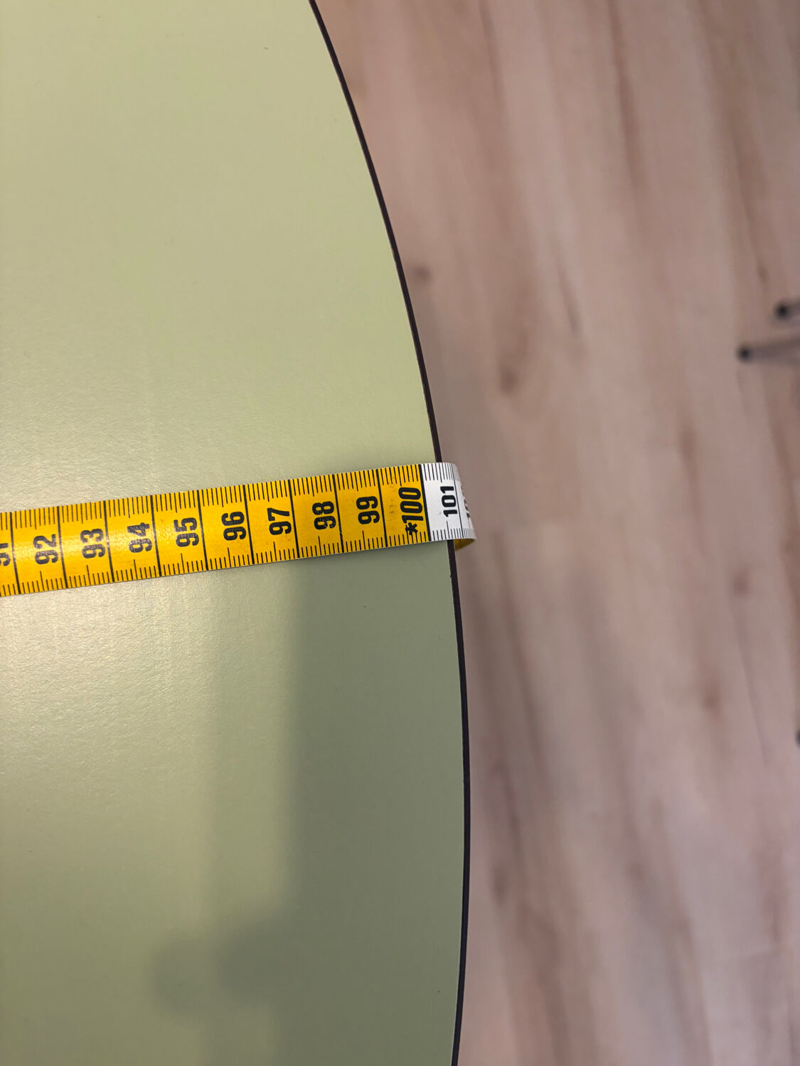 Round extendable folding Formica table with metal legs from the 50s/60s in green.