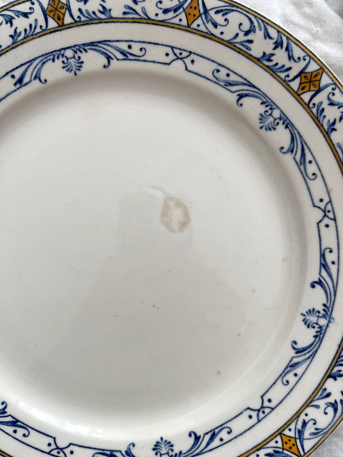4 assiettes à dessert en terre de fer « Colbert » Creil et Montereau