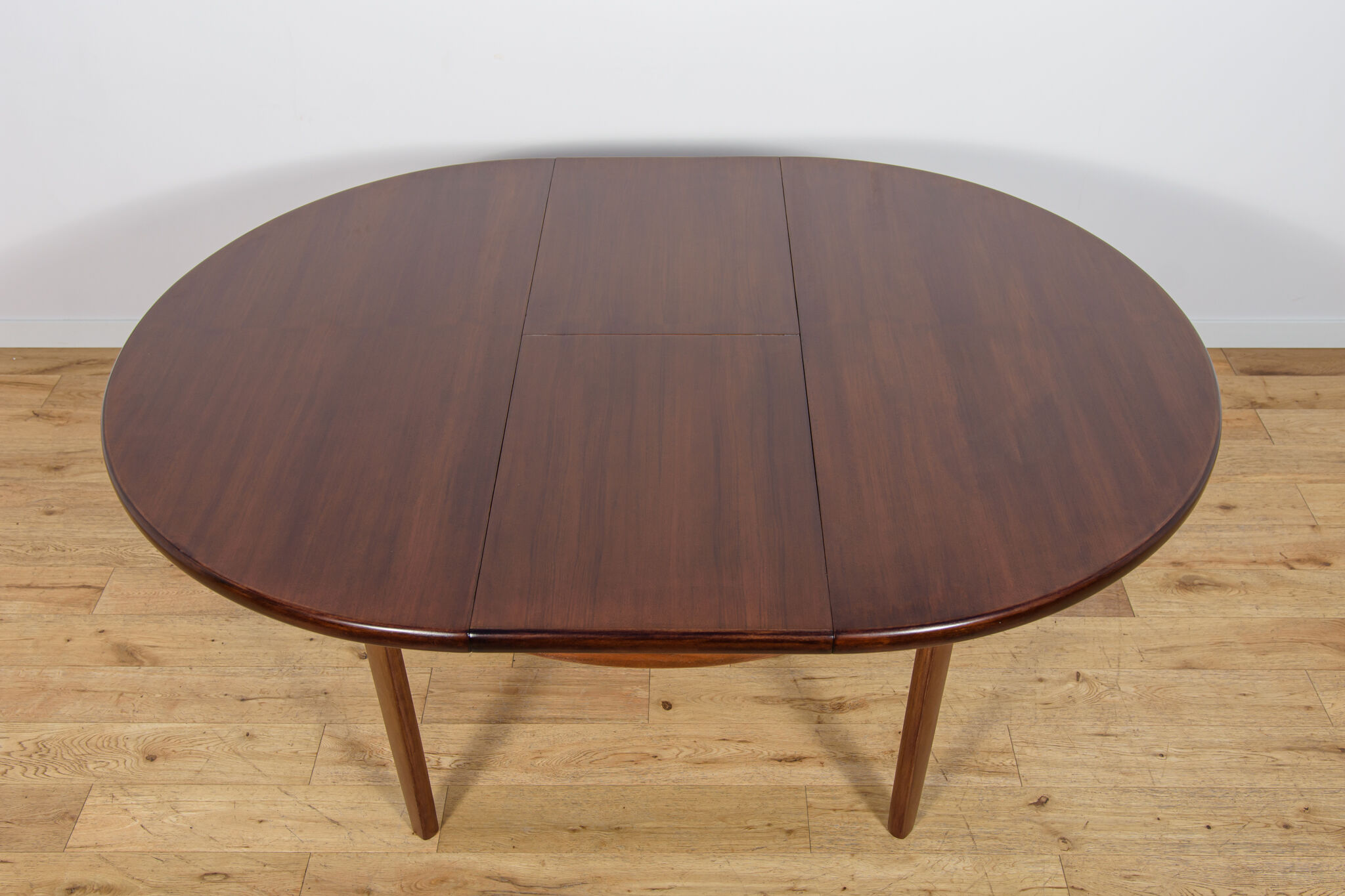 Mid-Century Round Extendable Dining Table, United Kingdom, 1960s.