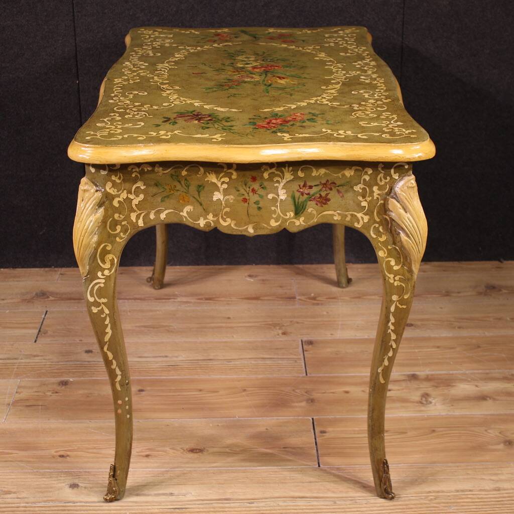 Bureau français laqué et peint, XXe siècle