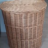 Wicker laundry basket with lid