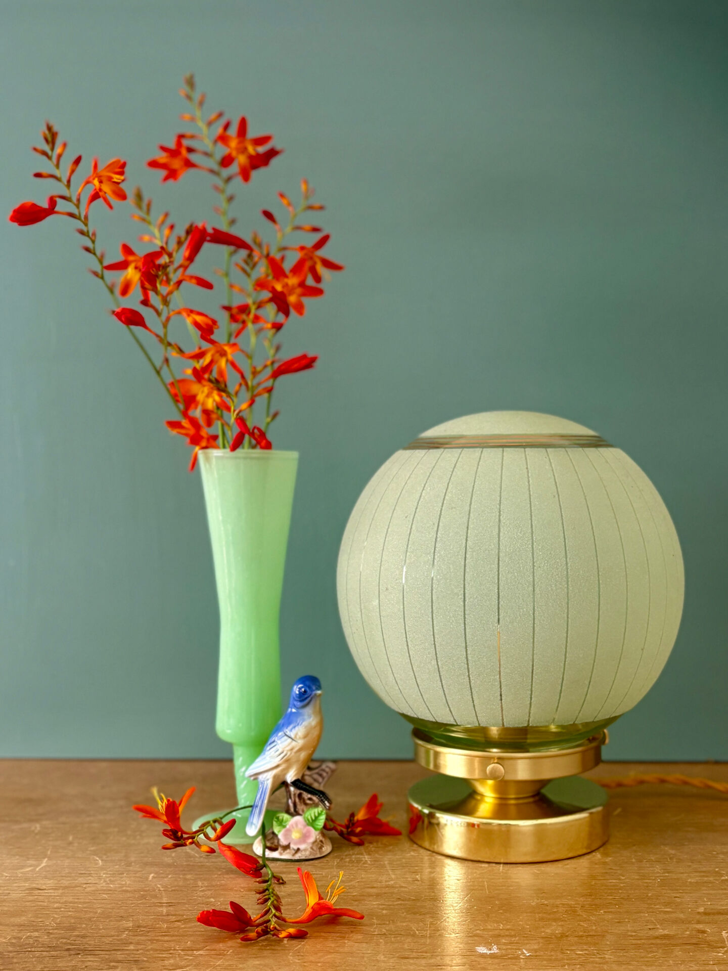 Lampe à poser globe vintage en verre granité vert et doré