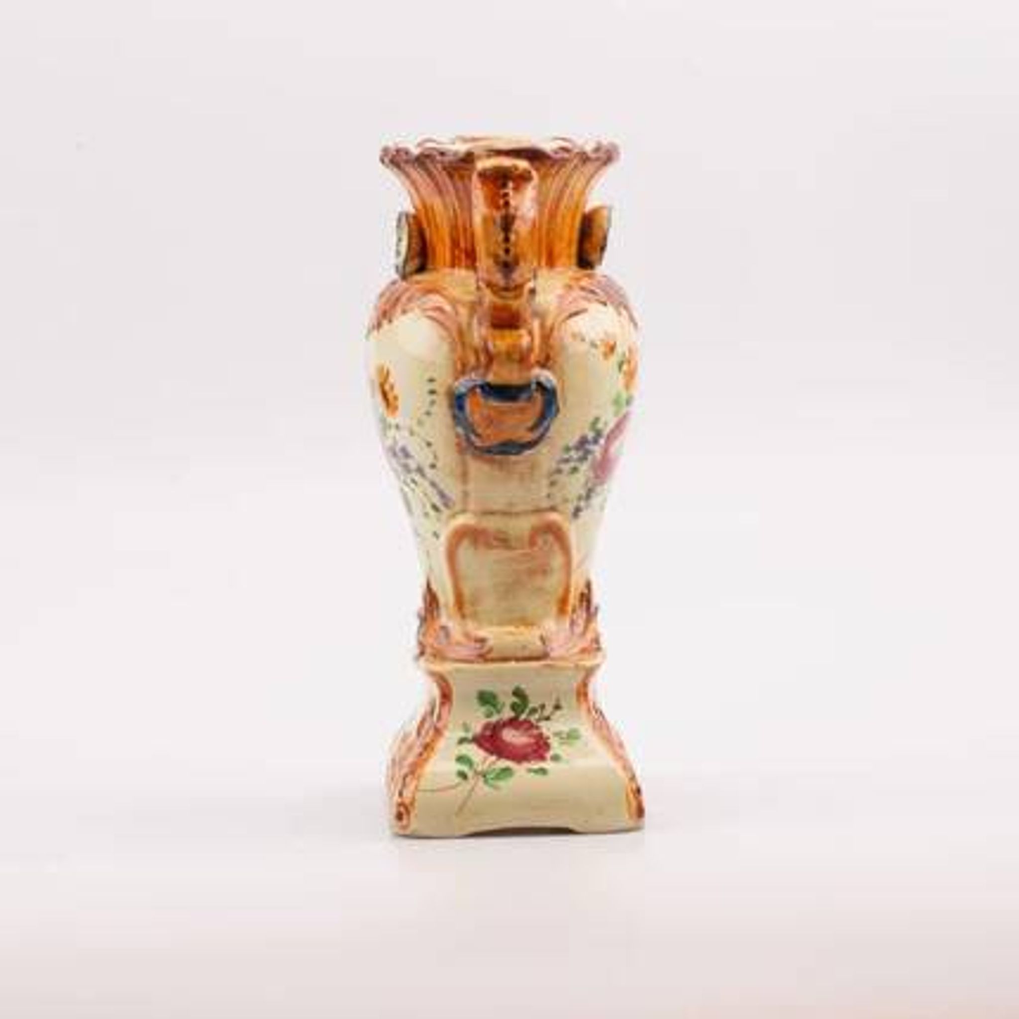 Sublime Capodimonte vase with white and yellow floral patterns.