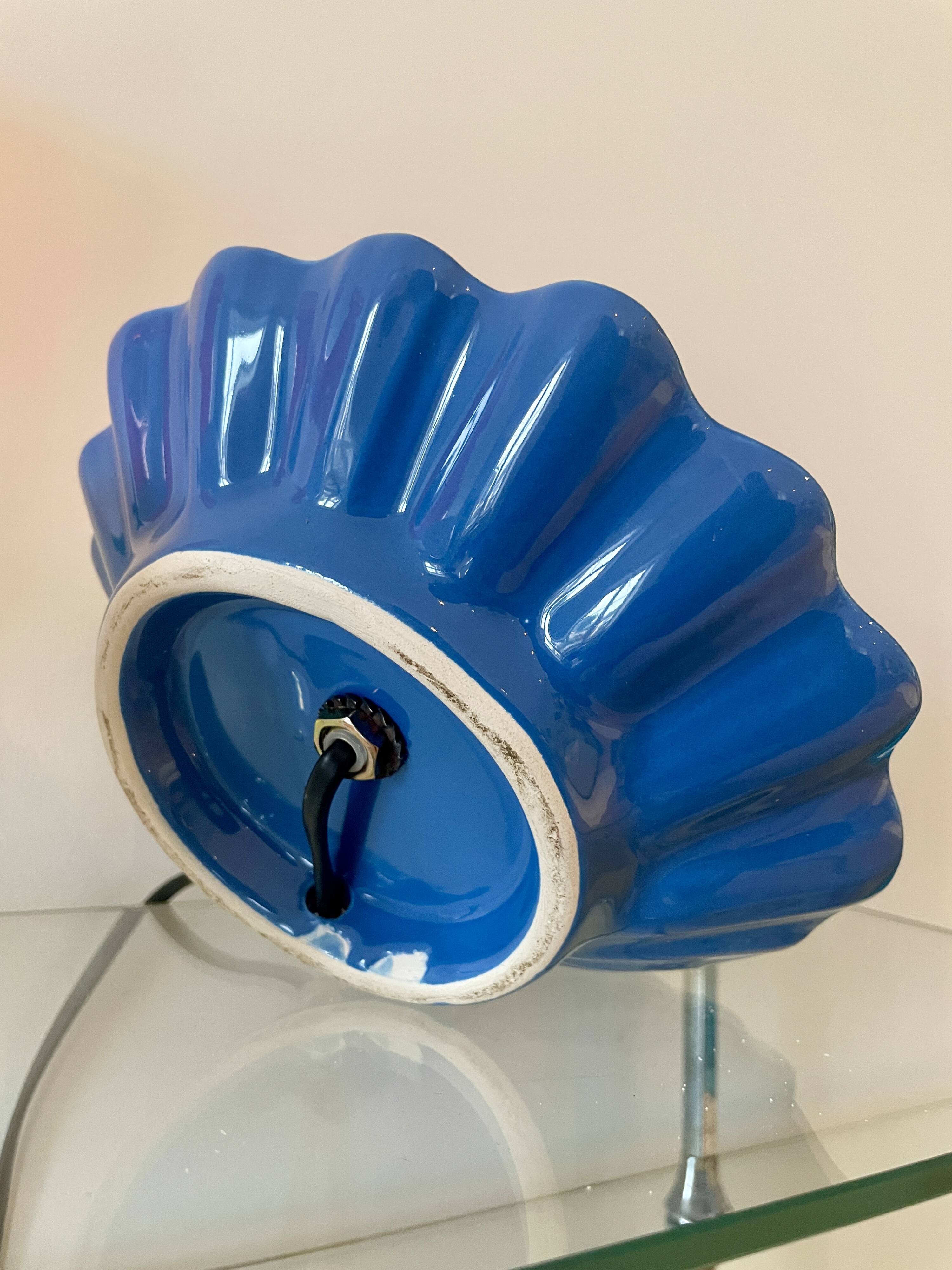 Lampe coquillage en céramique bleue