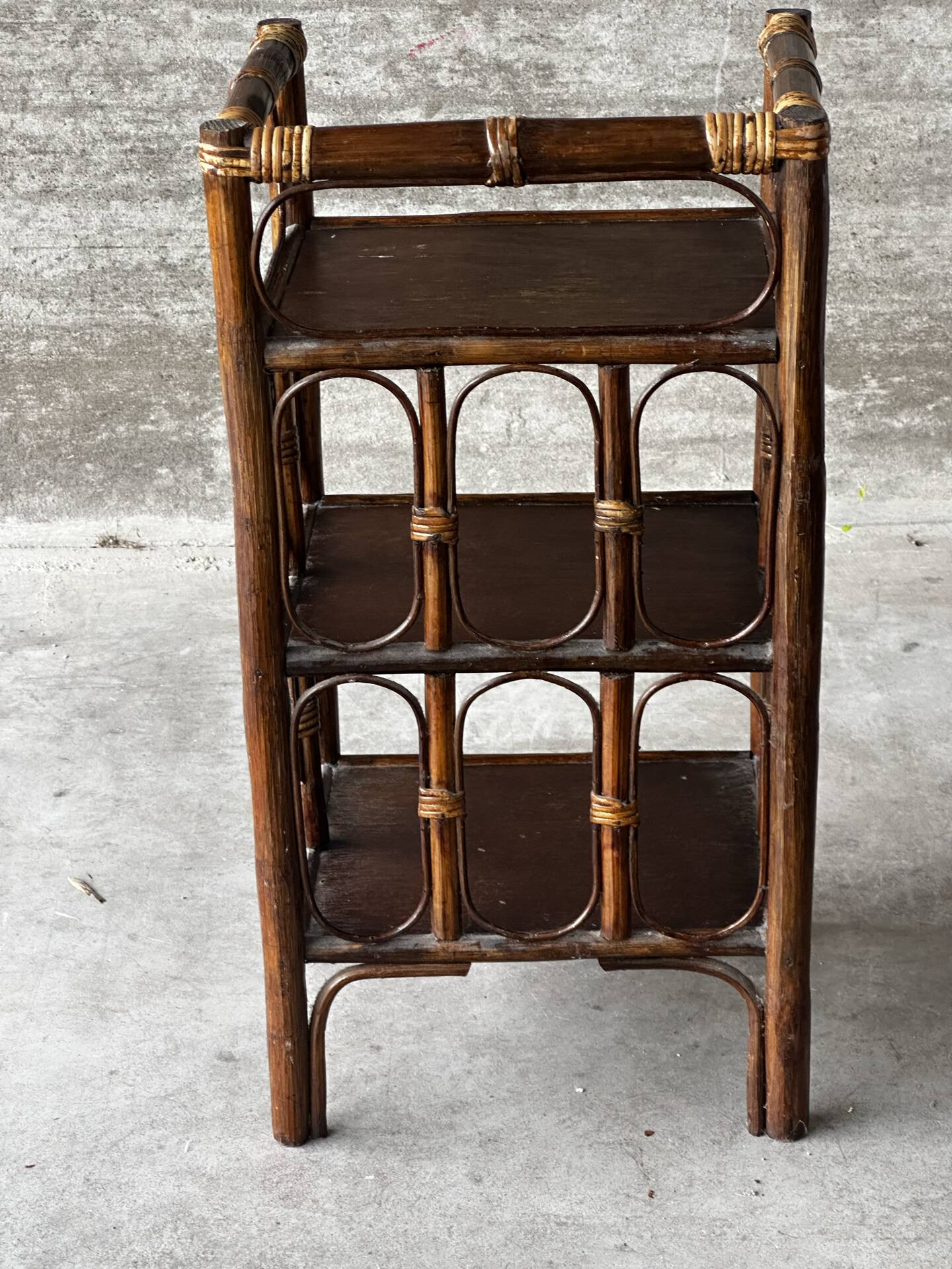 Table d’appoint en rotin et osier à trois plateaux – années 70