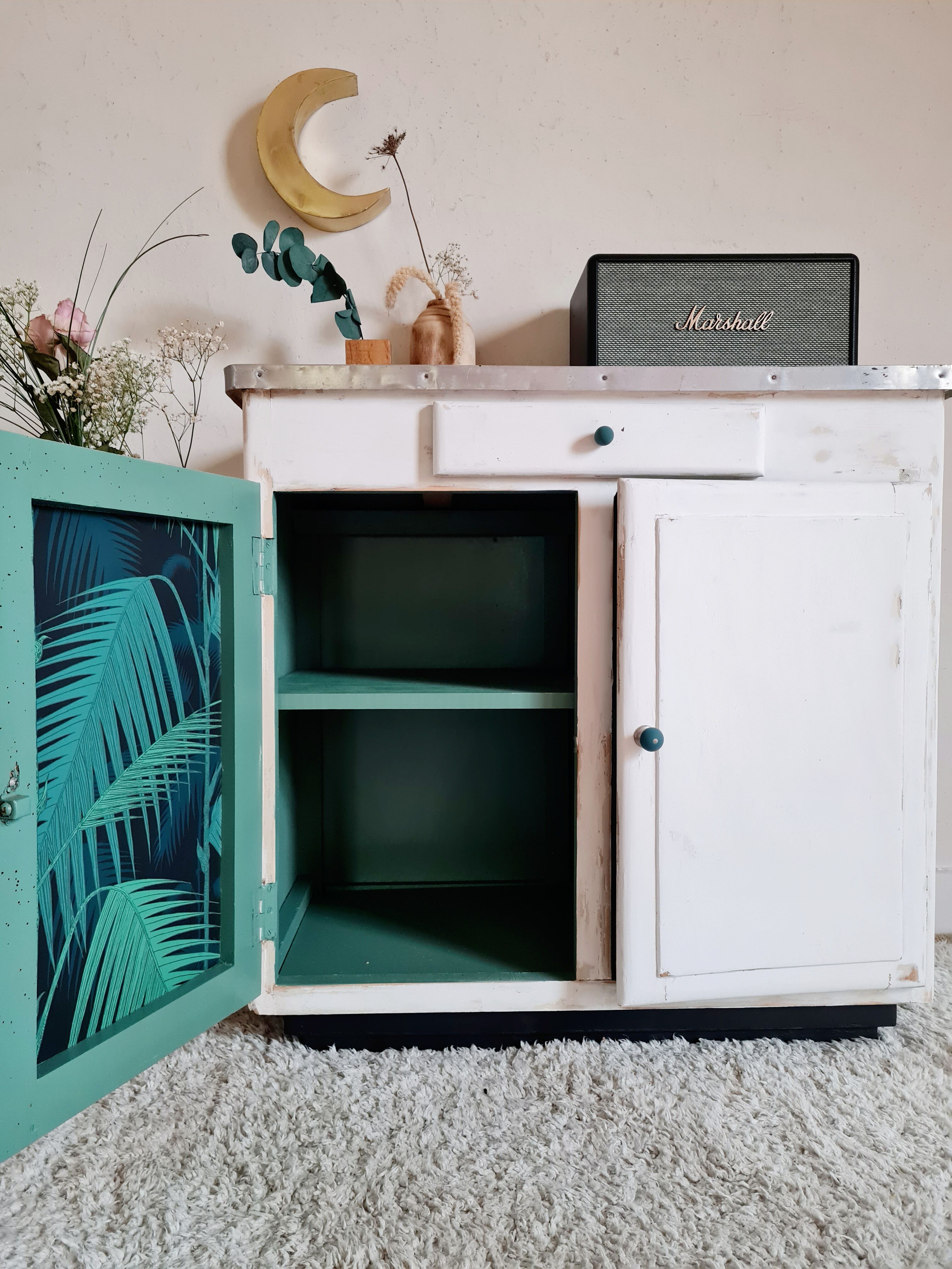 Buffet down Mado renovated tropical paper