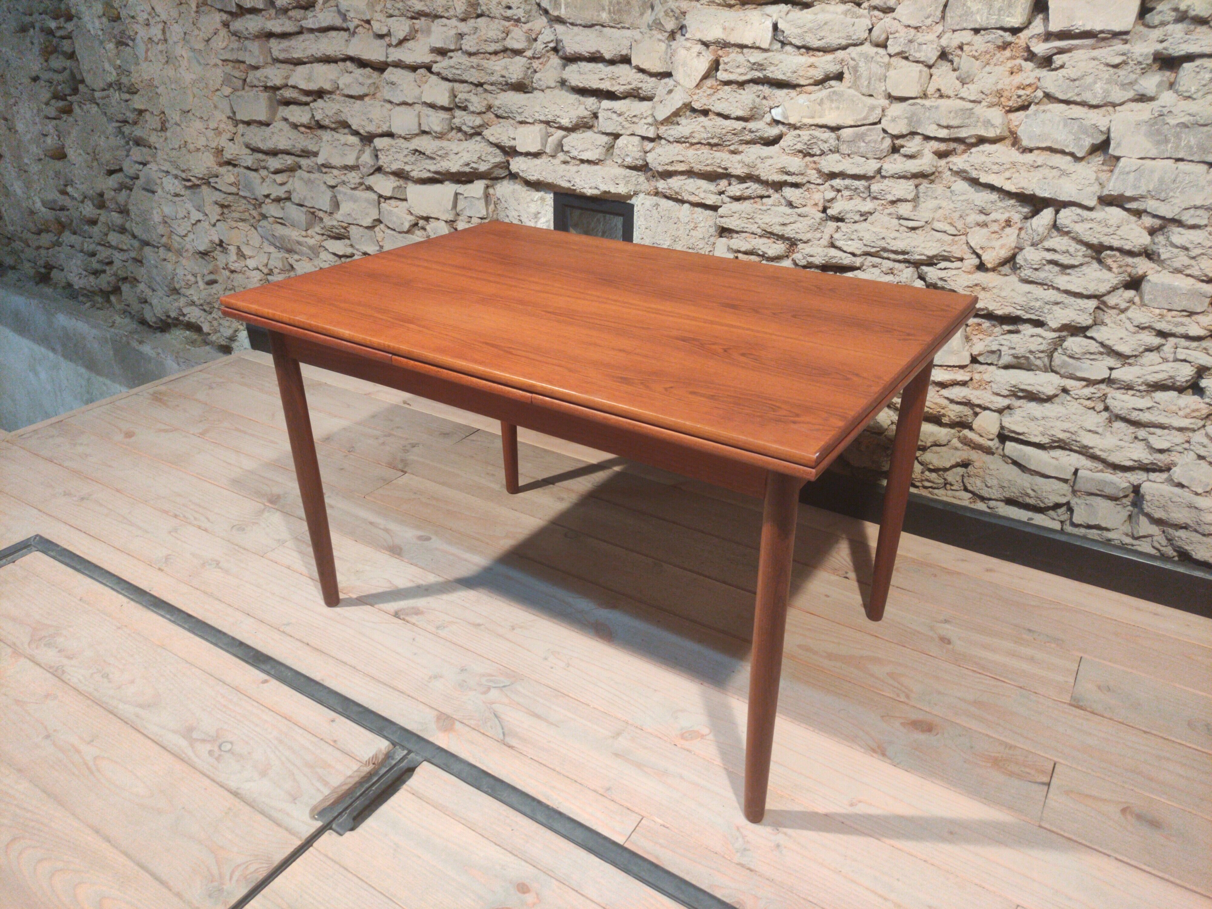 Table vintage scandinave en teck avec deux rallonges