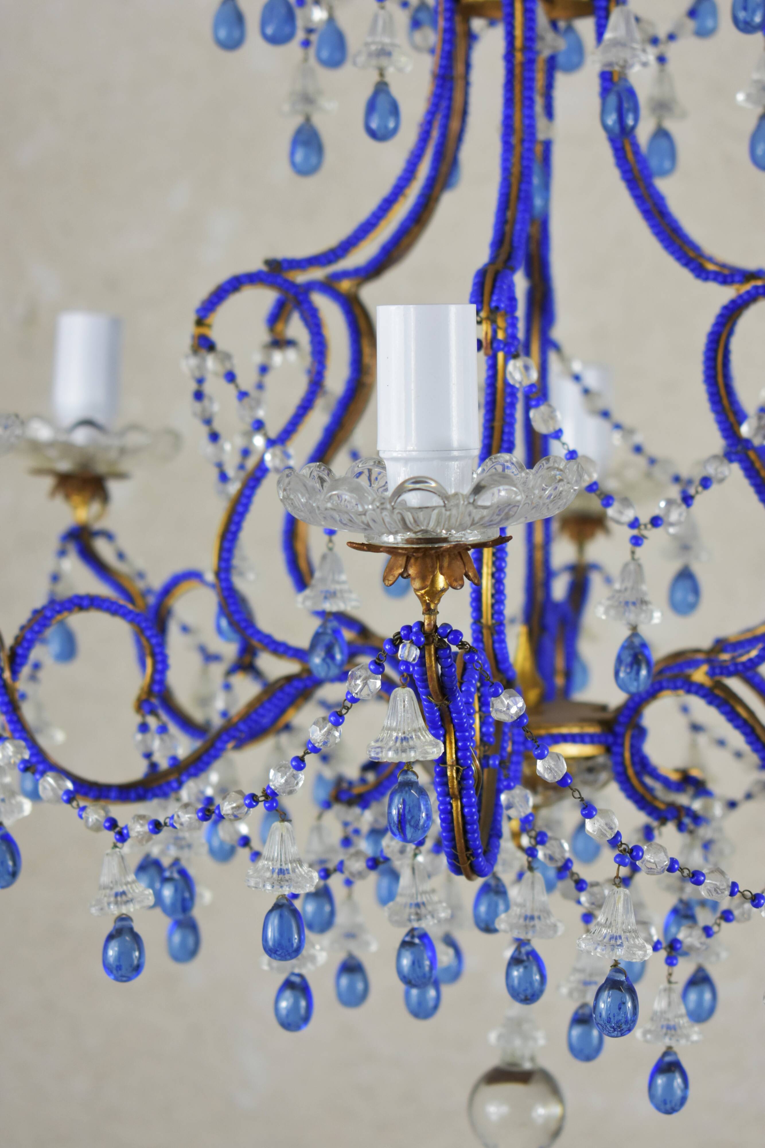 lustre bleu, fait de perles.
