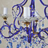 lustre bleu, fait de perles.