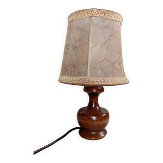 Lampe à poser bois tourné, abat jour veiné, vintage