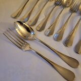 12 couverts de table en métal argenté modèle Baguette