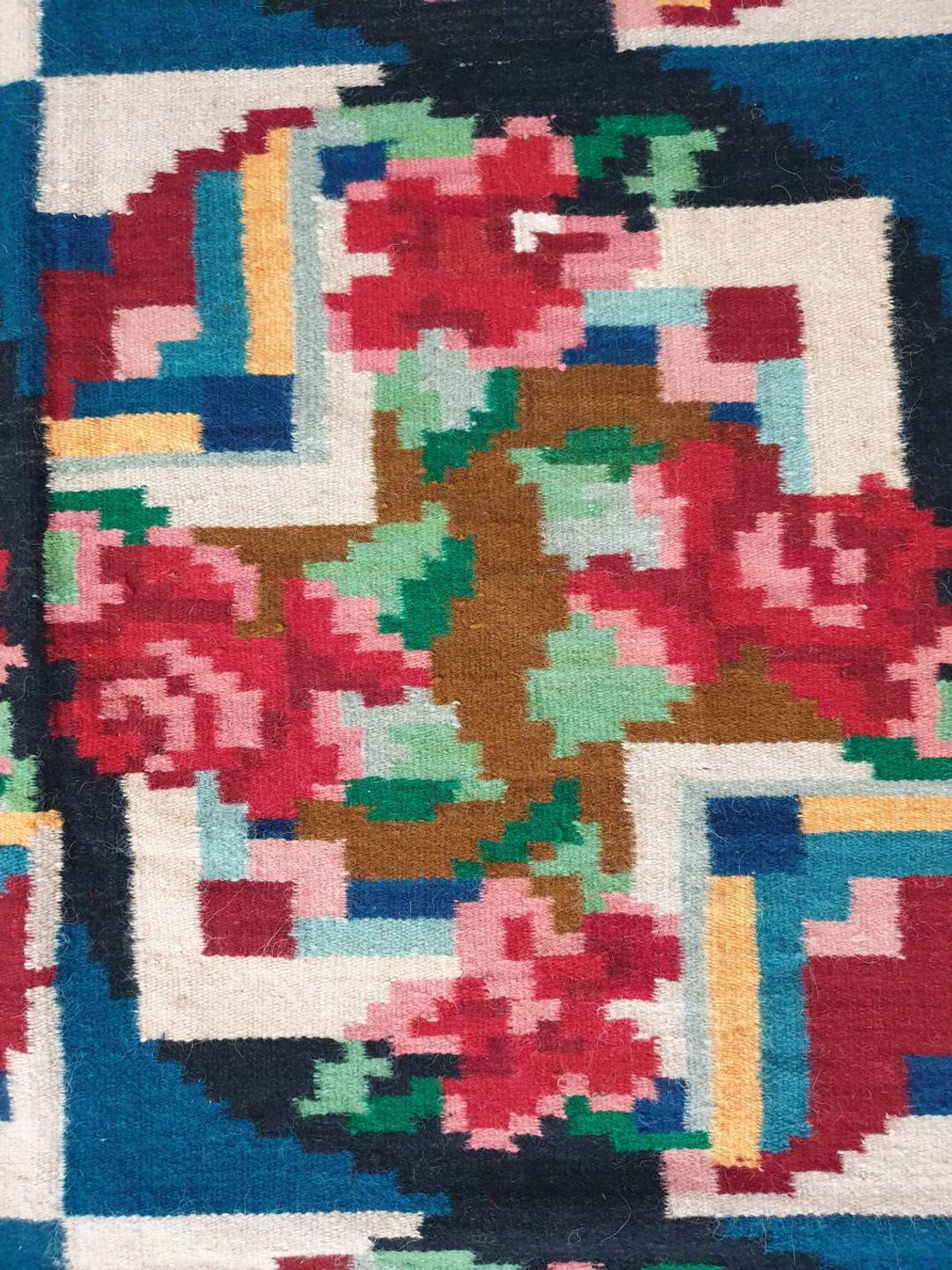 Rug with roses made by hand in Romania
