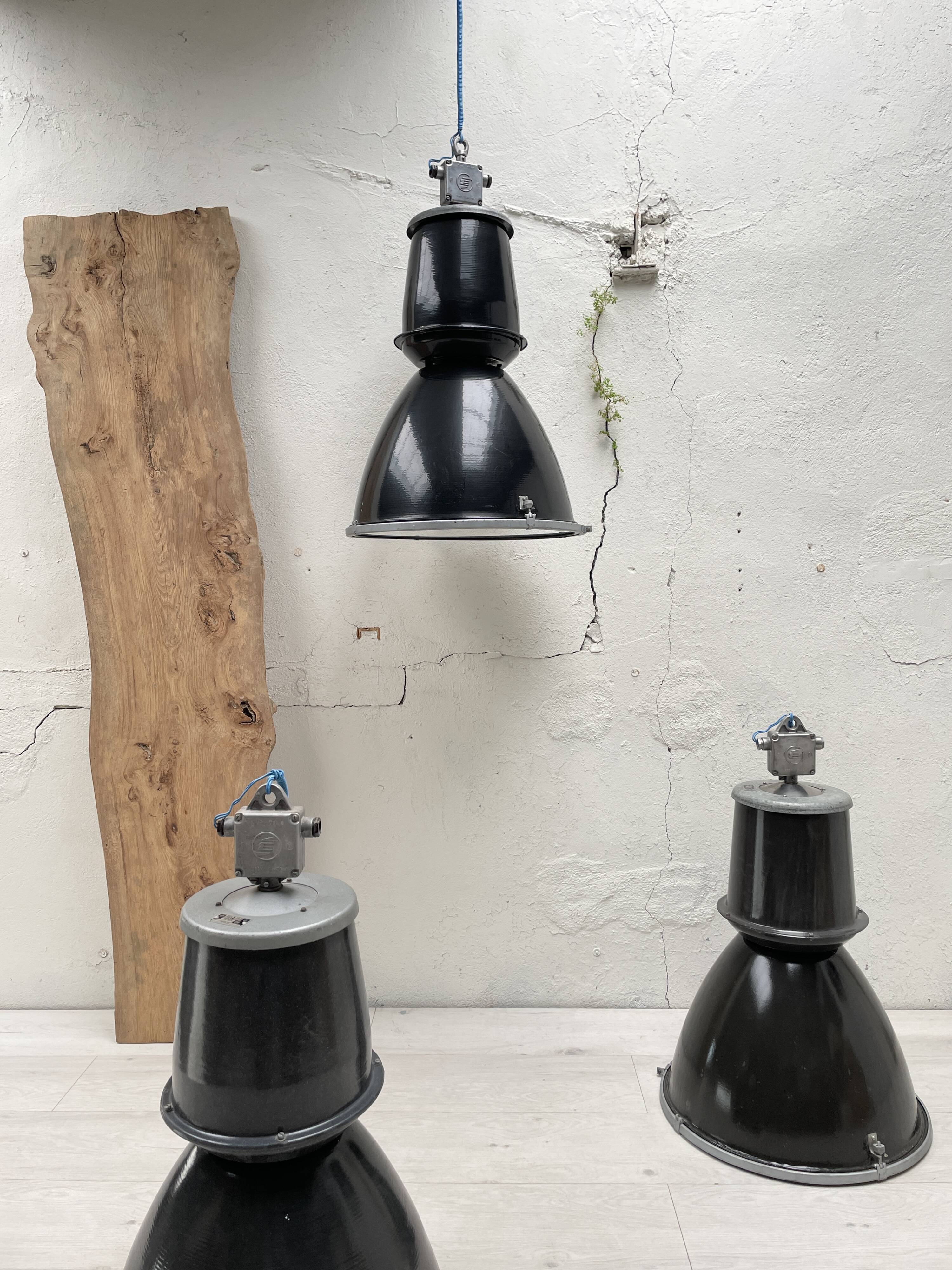 Suite de trois lampes industrielles.