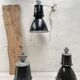 Suite de trois lampes industrielles.