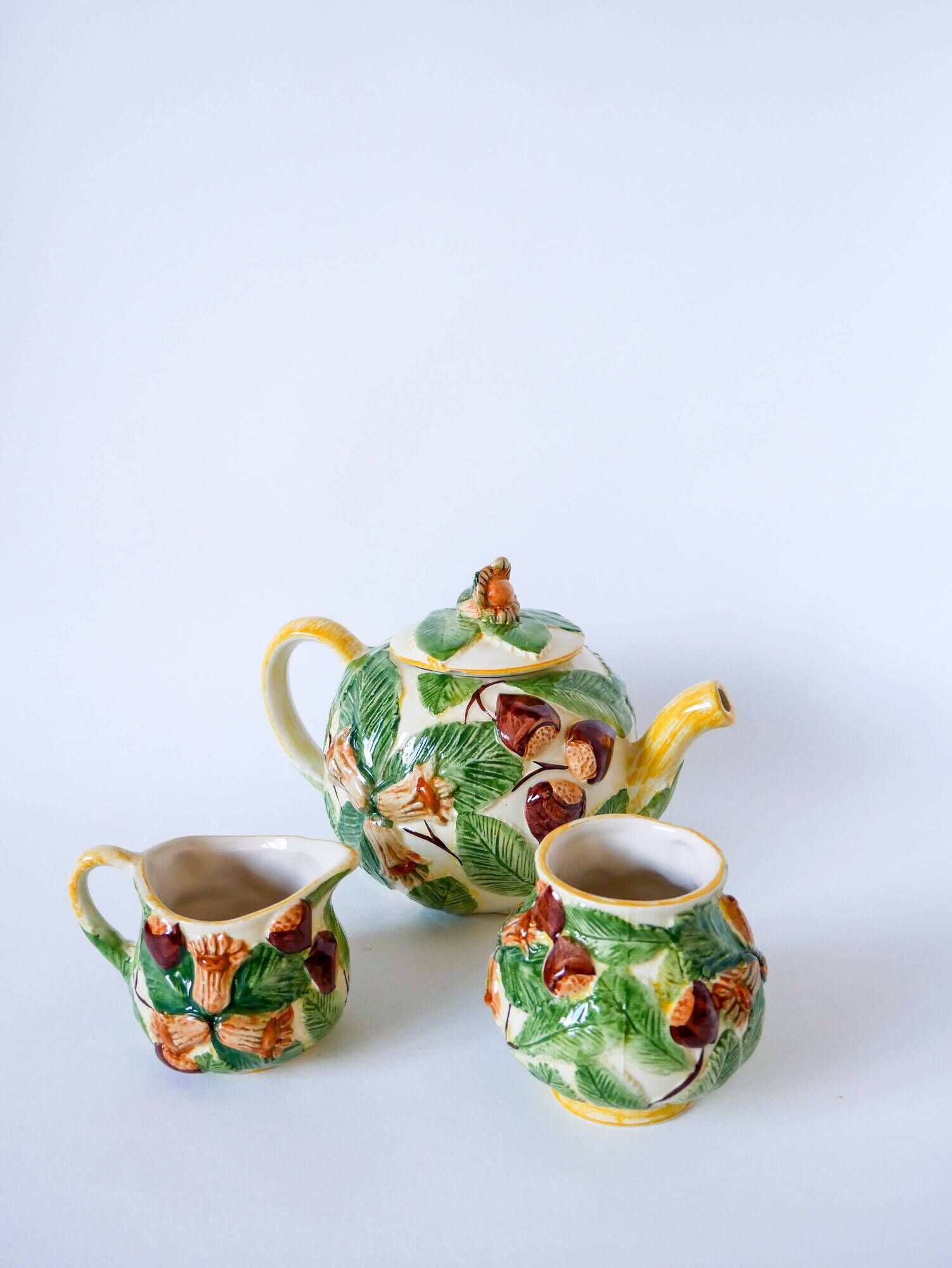 Tea service consisting of a teapot, a milk jug and a numbered hazelnut slip sugar bowl
