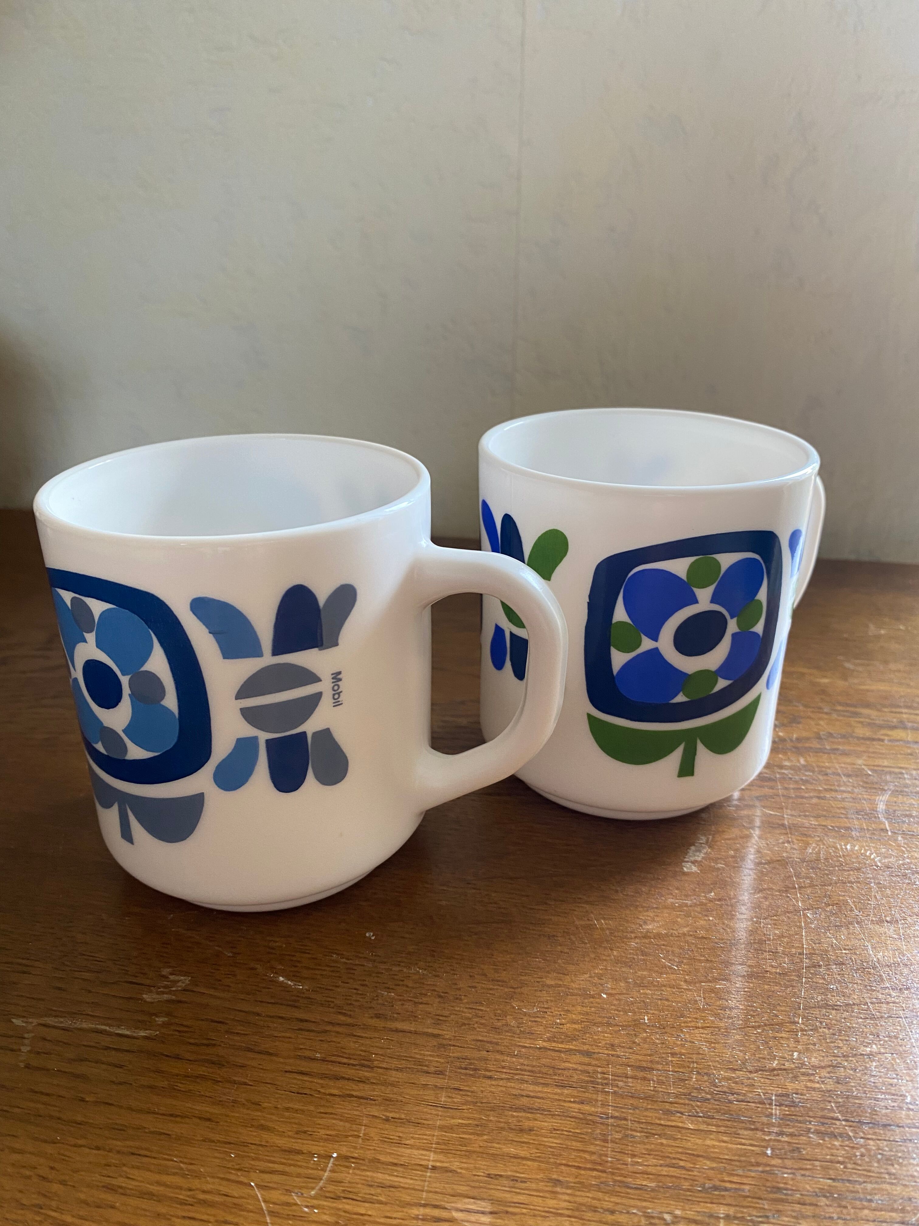 Deux tasses Mobil