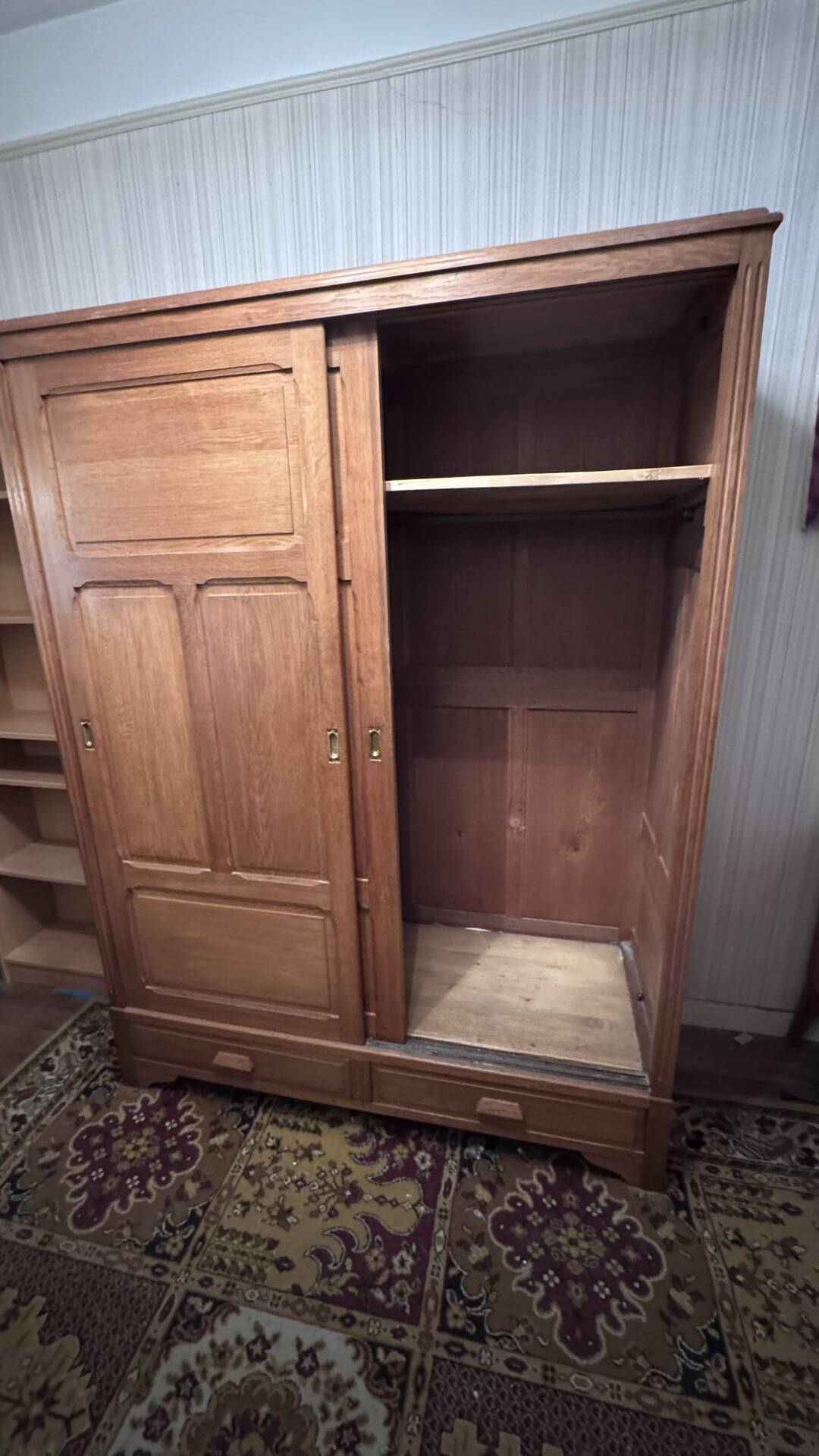 Large solid oak wardrobe – 2 sliding doors – 2