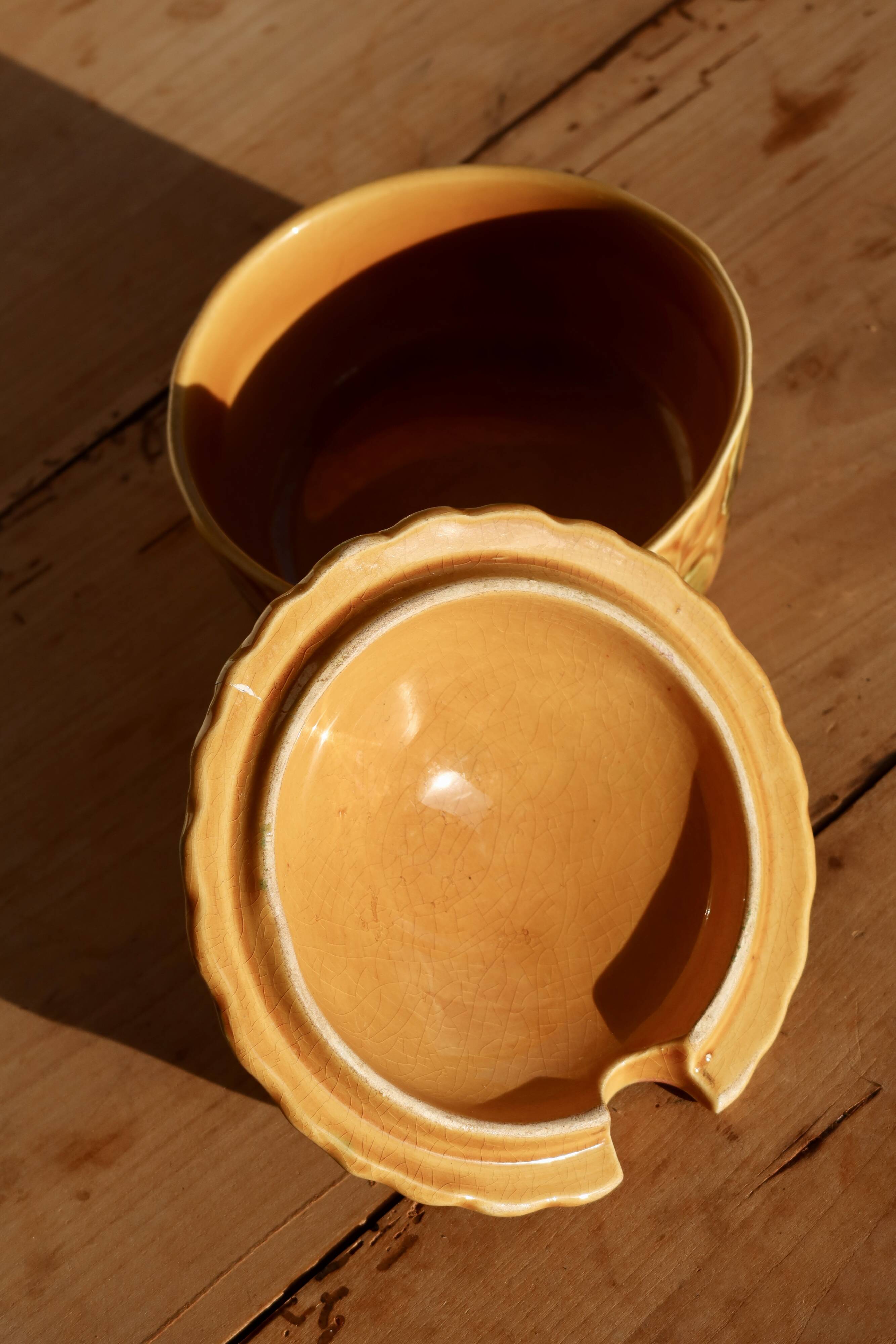 Antique sugar bowl in barbotine from Sarreguemines – Strawberry decoration