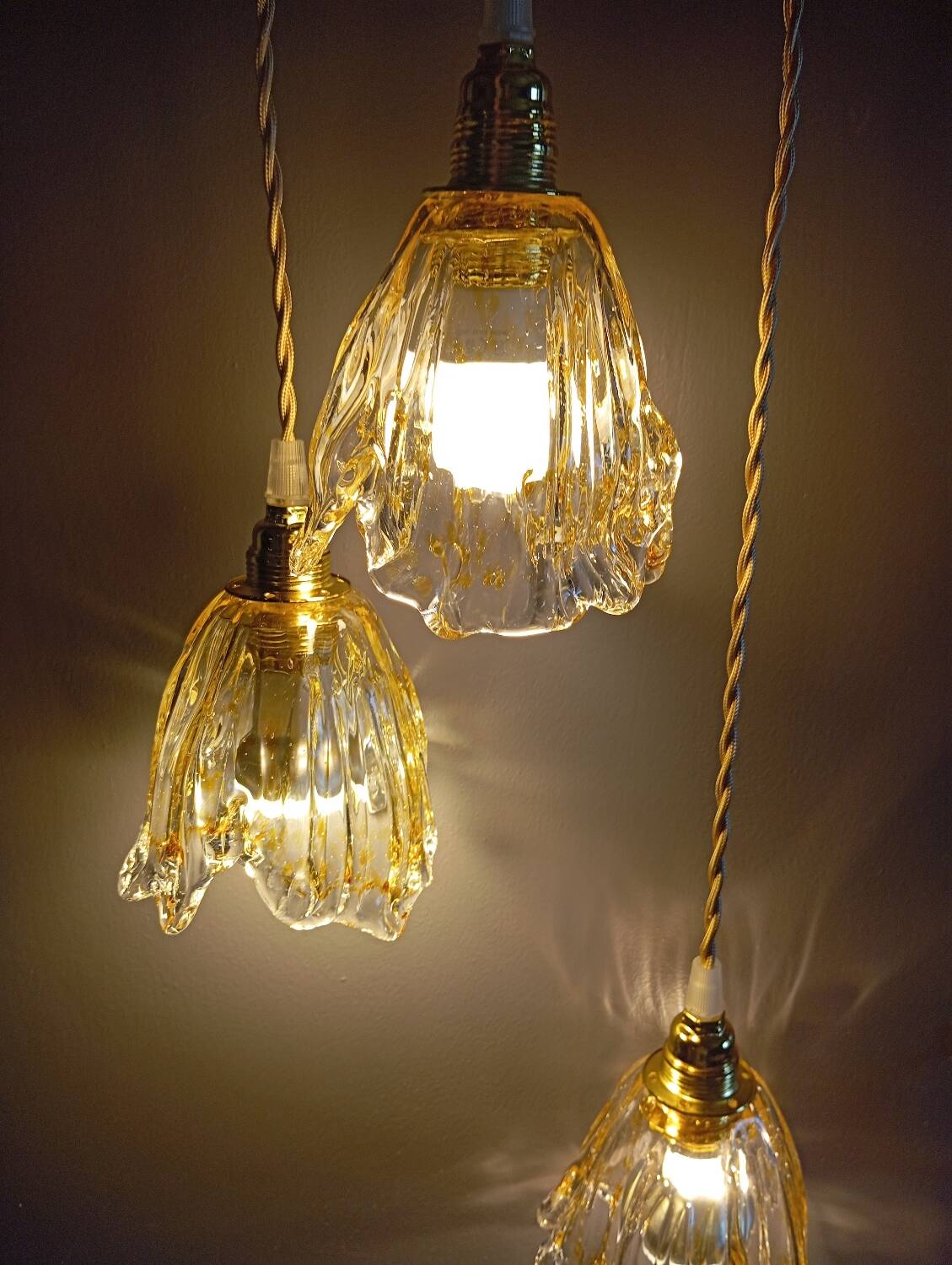 Lustre 3 suspensions verre drappé miel Murano, 1979/80