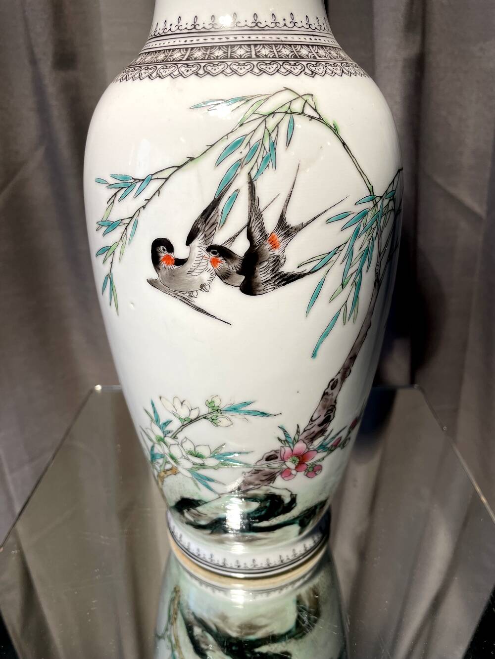 Pair of baluster vases with bird decoration in chinese porcelain