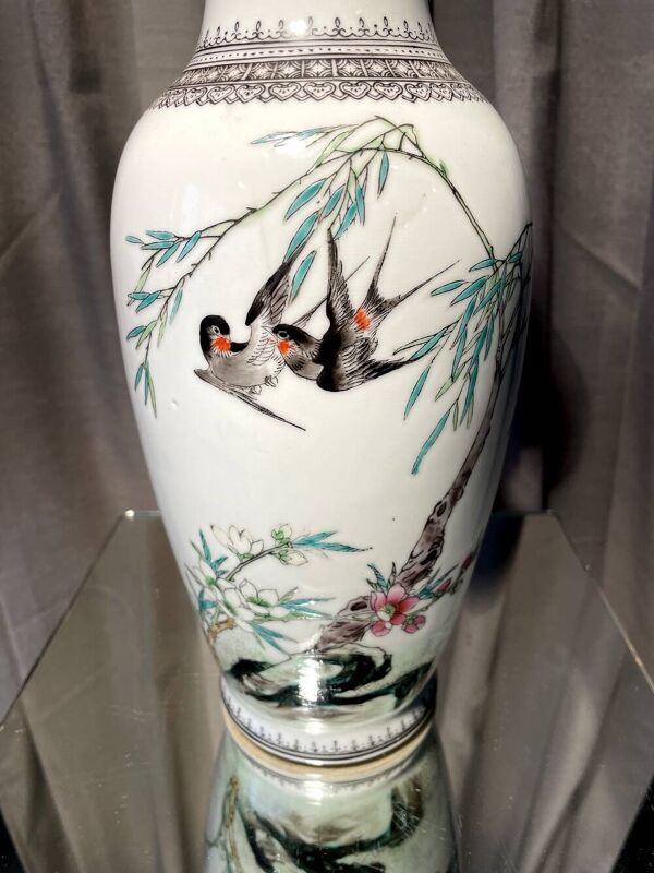 Paire de vases balustre a decor oiseaux en porcelaine chinoise