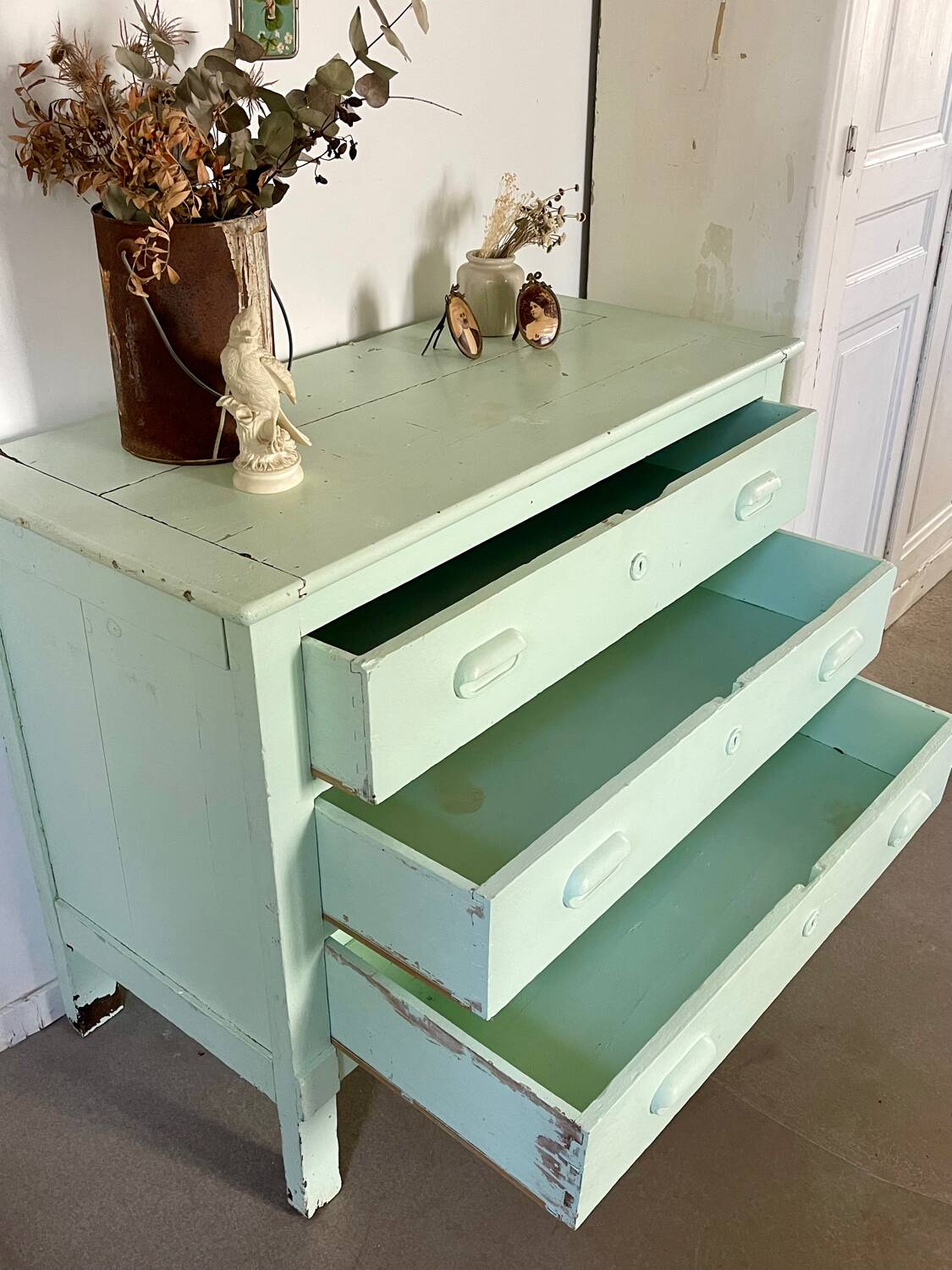 Oak chest of drawers