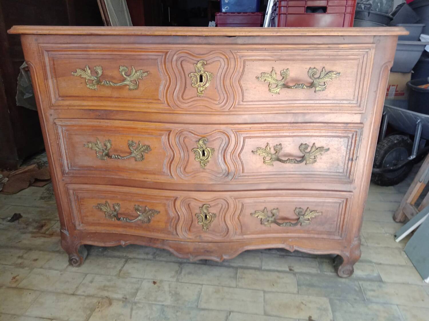 18th-century Lyonnaise commode in walnut