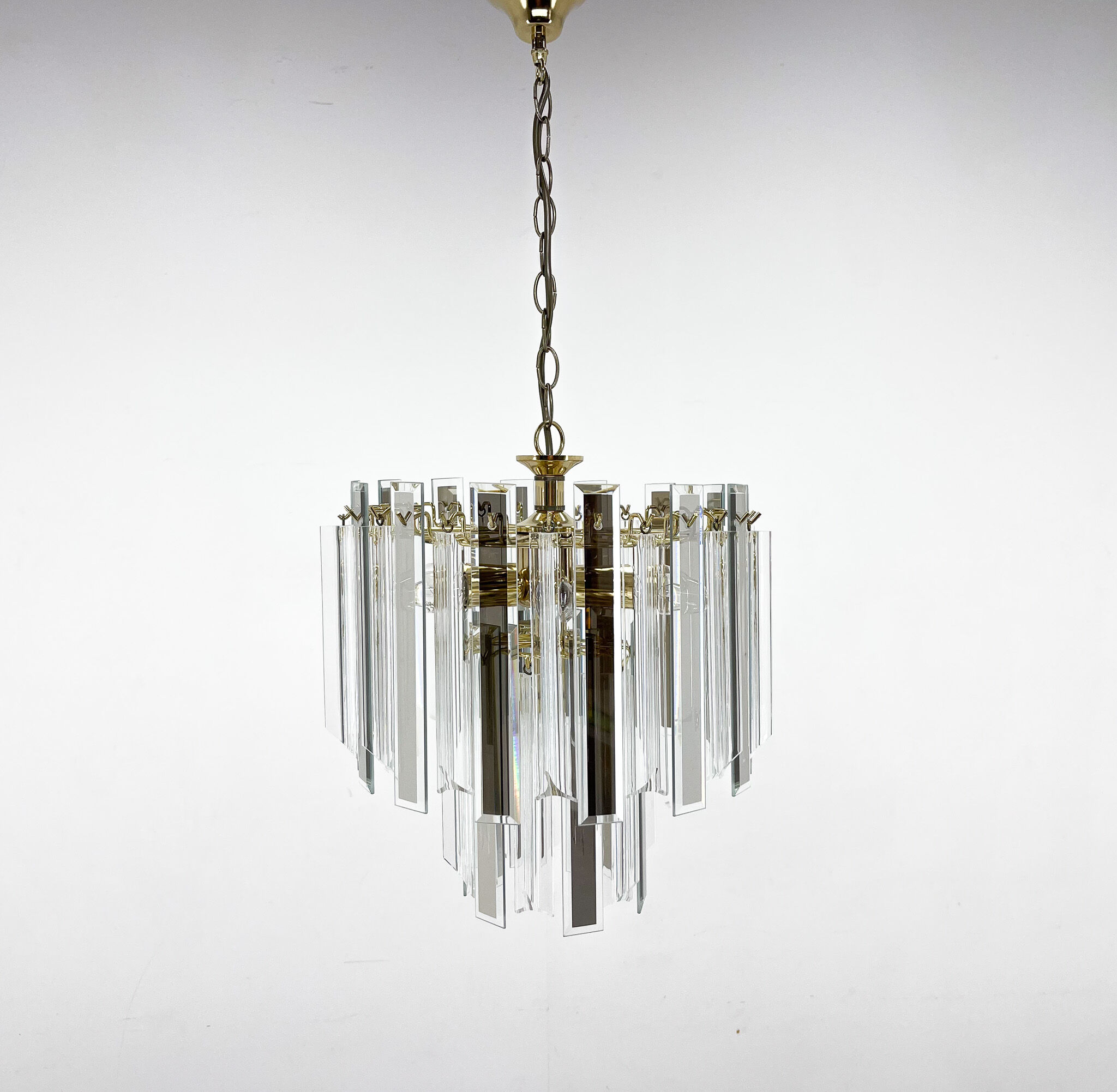 Lustre du milieu du siècle en laiton, verre et lucite, Autriche, années 1970