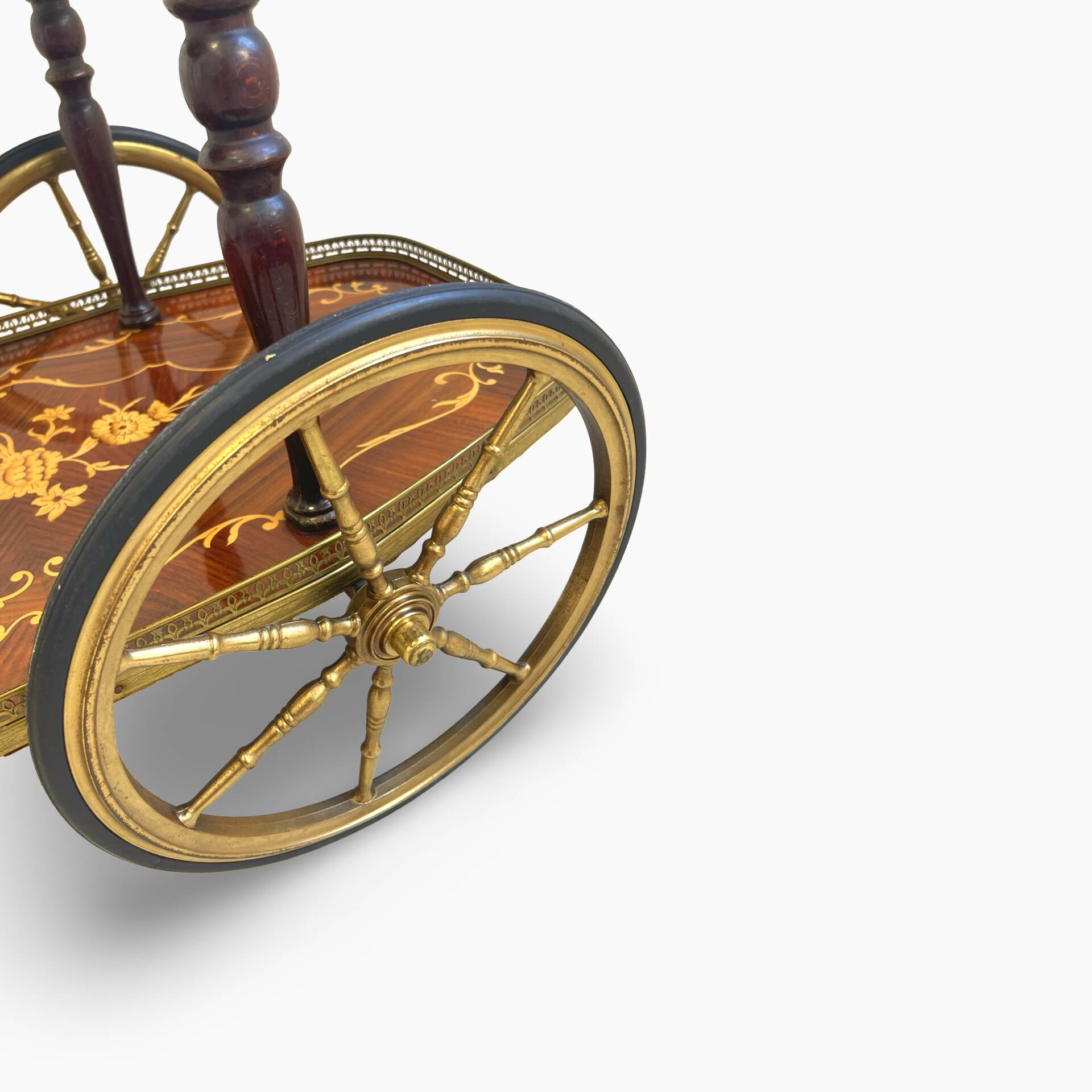 Chariot de bar en marqueterie de style Hollywood Regency italien présente des motifs floraux complexes.