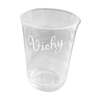 Vichy curist glass graduated in his leather and straw bag
