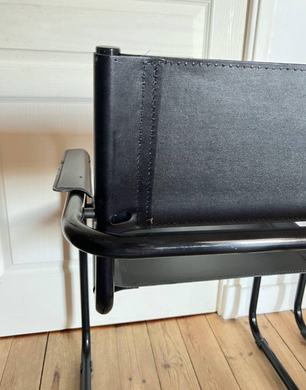 Pair of Cantilever armchairs in leather and black tubular - 1970s