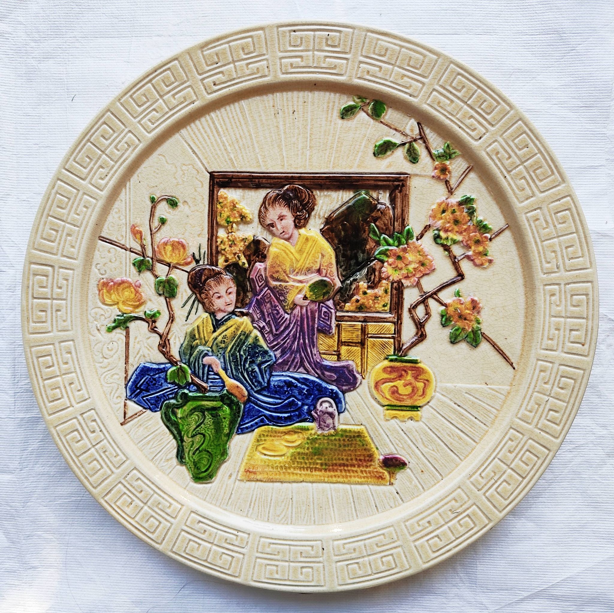 Plat décor Geishas faïence anglaise Bretby