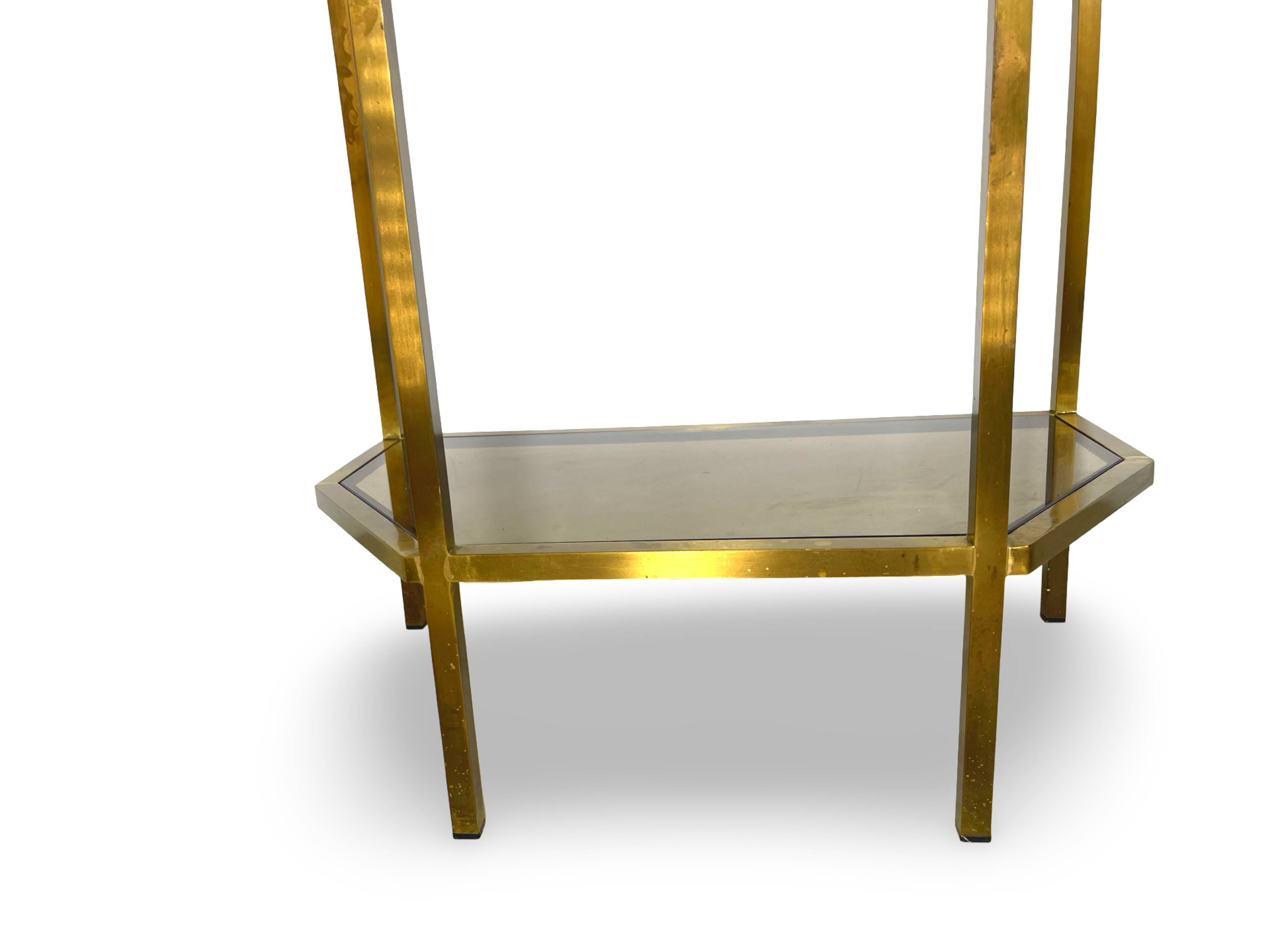 Table d'appoint italienne demi-hexagonale en laiton des années 1970.