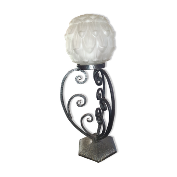Lampe d'époque art déco fer forgé et globe verre moulé pressé