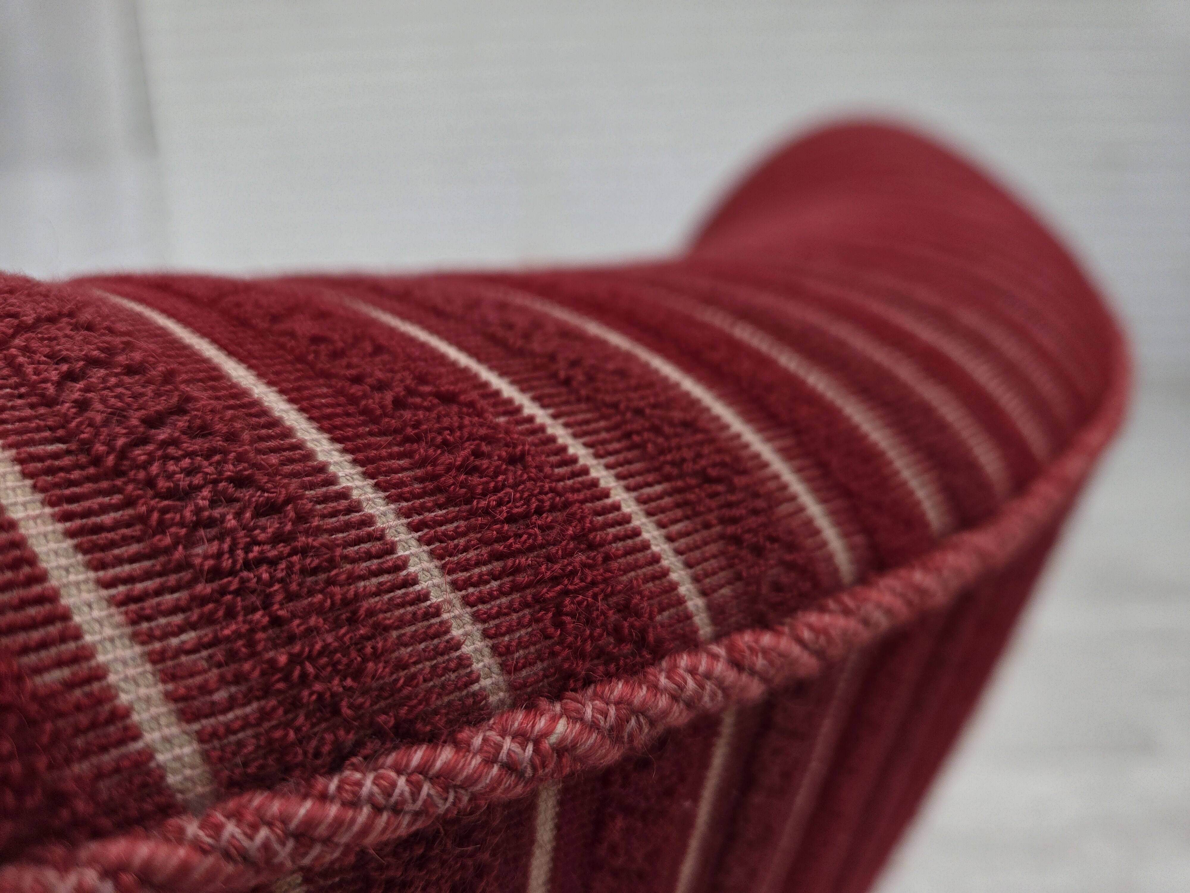 Fauteuil danois des années 1960, en laine de meuble rayée rouge, pieds en bois de chêne.