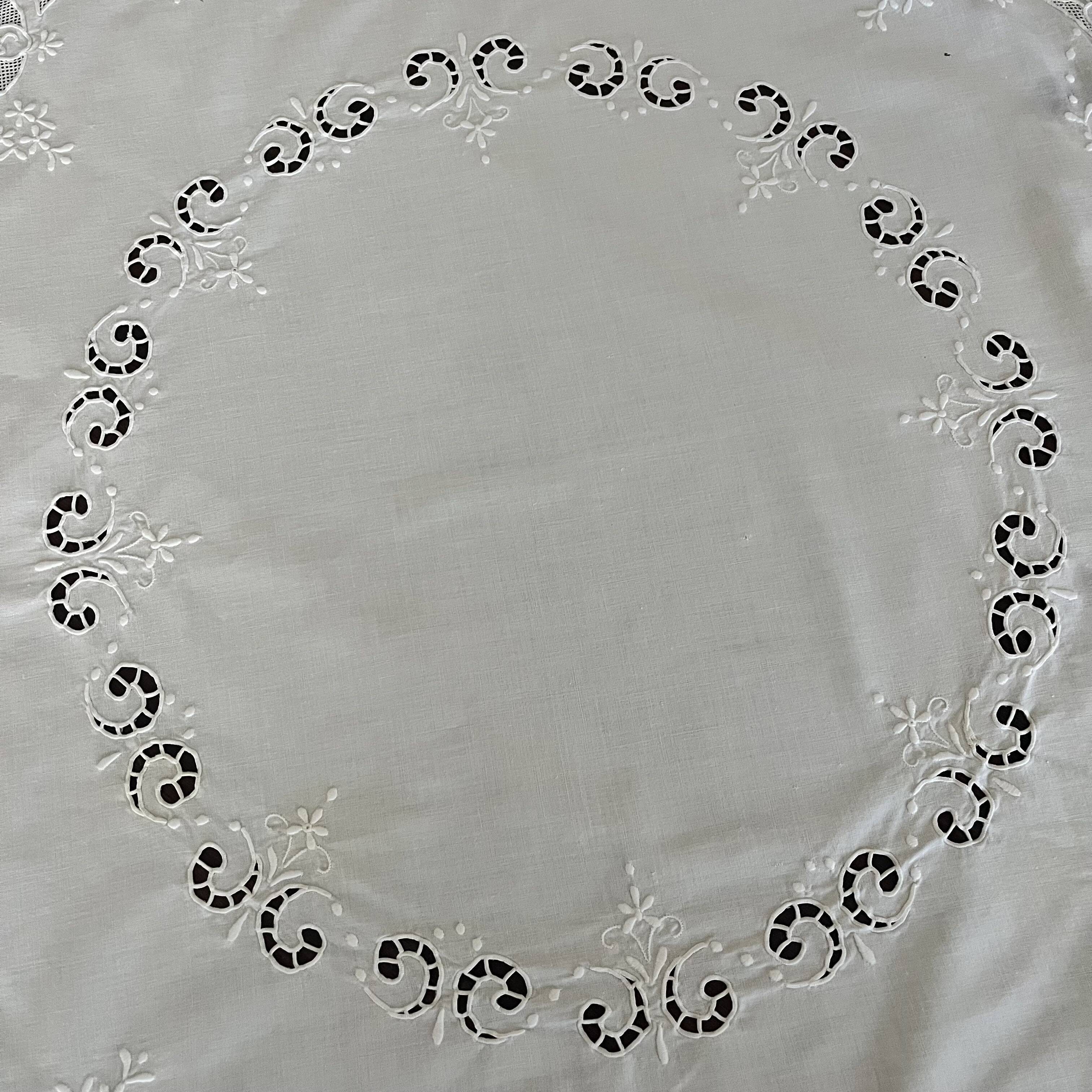Round embroidered tablecloth with 6 napkins.