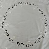 Round embroidered tablecloth with 6 napkins.