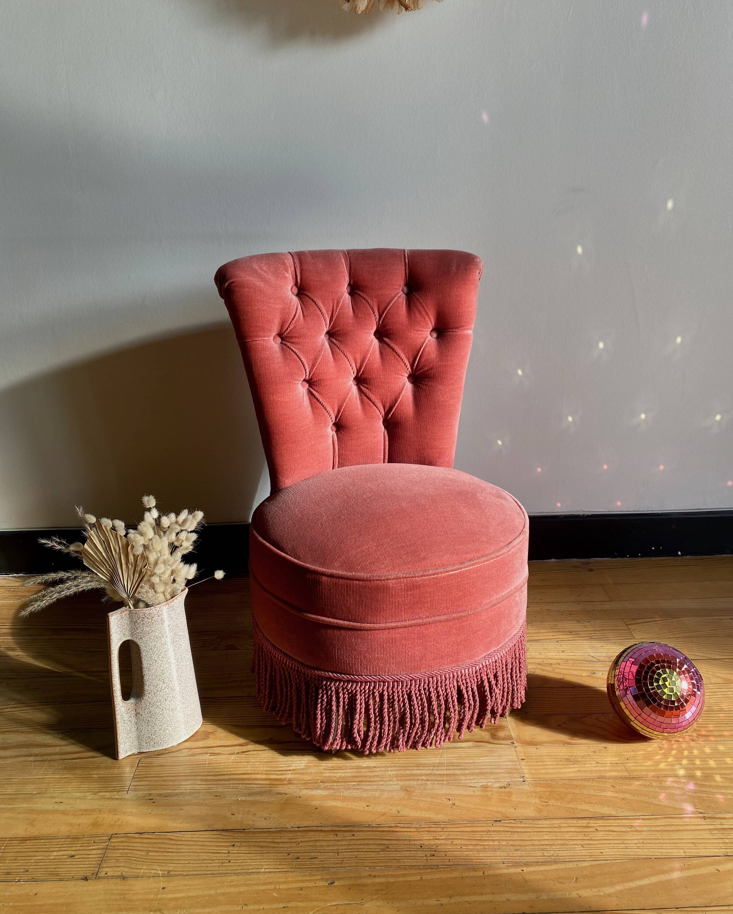 Mariette pink toad fireside chair